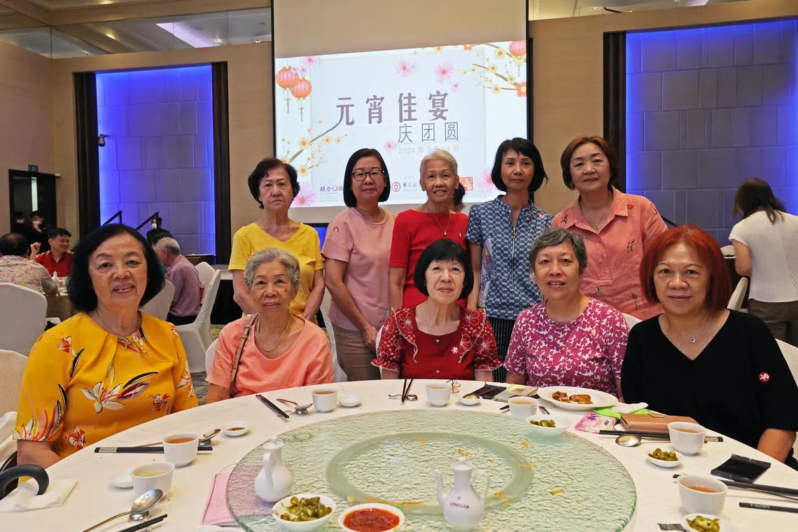 小学同学蔡婵珍和刘秀丽（后排左二及右二）约了两人的共同朋友，包下一桌当老友聚会。（龙国雄摄）
