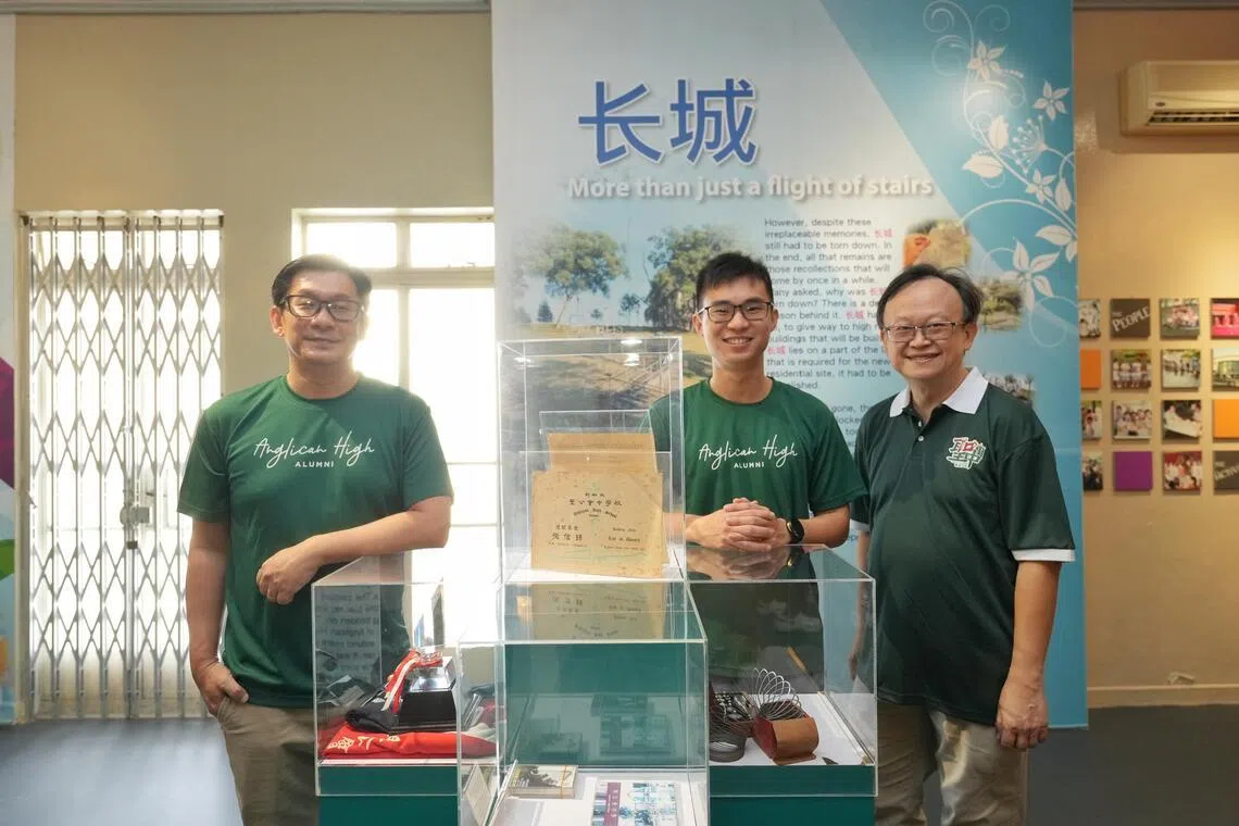 校友姚伟雄（左起）与黄循强和傅星吉感谢母校的栽培，毕业后积极支持校友会活动。配合70年校庆，校友会希望向校友征集口述历史和文物。（谢智扬摄）