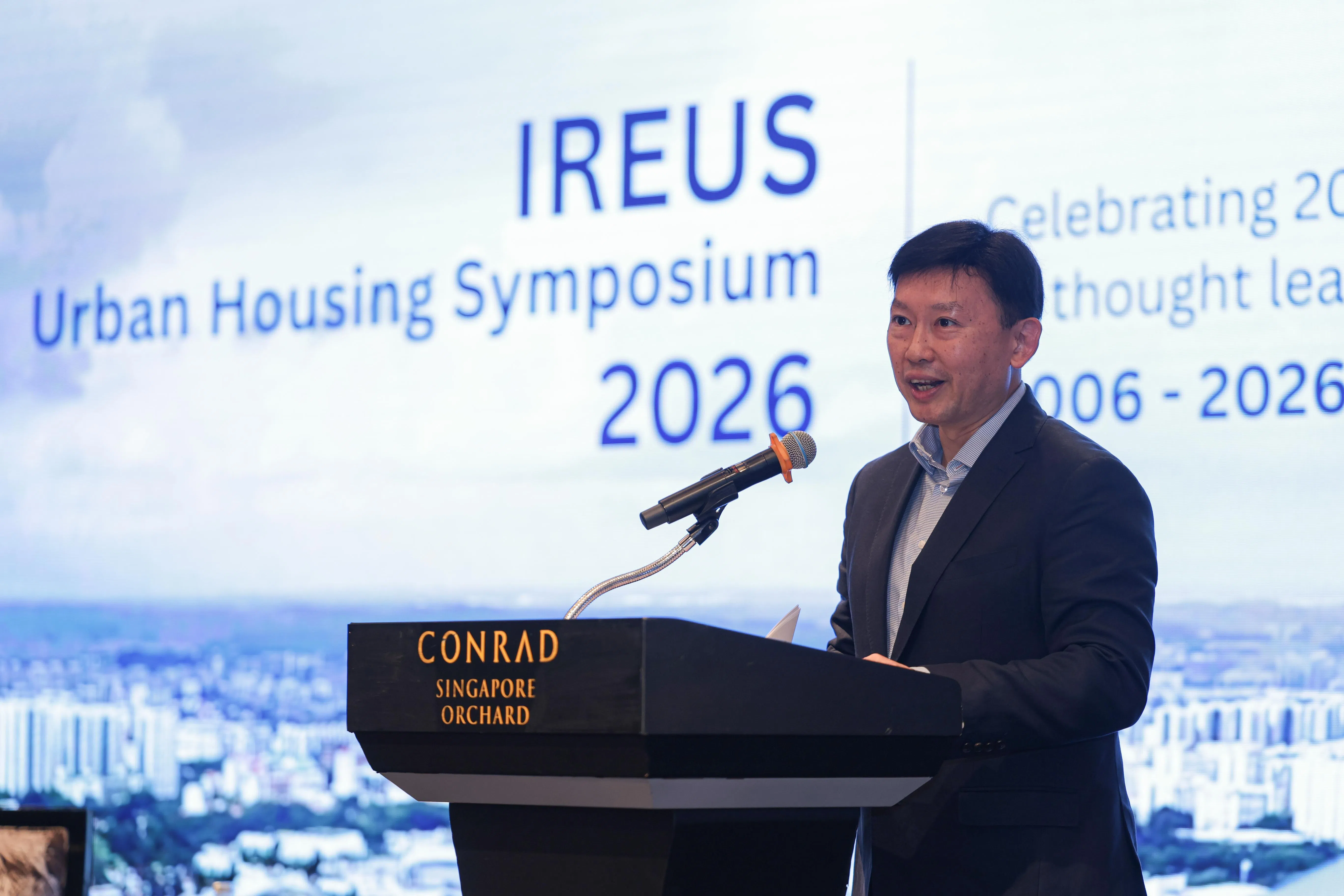 国家发展部长徐芳达5月8日在新加坡国立大学房地产与城市研究院举办的“2026年城市住房研讨会” 演讲时，宣布了EC政策的三大调整。（联合早报）