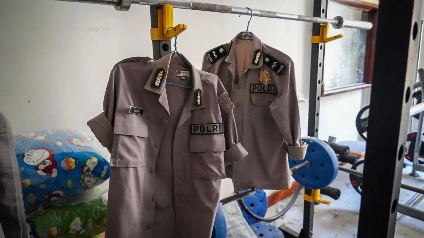 电诈园区其中一个房间假冒印尼警察局，还备妥印尼警察制服。（取自泰国陆军发言人脸书）