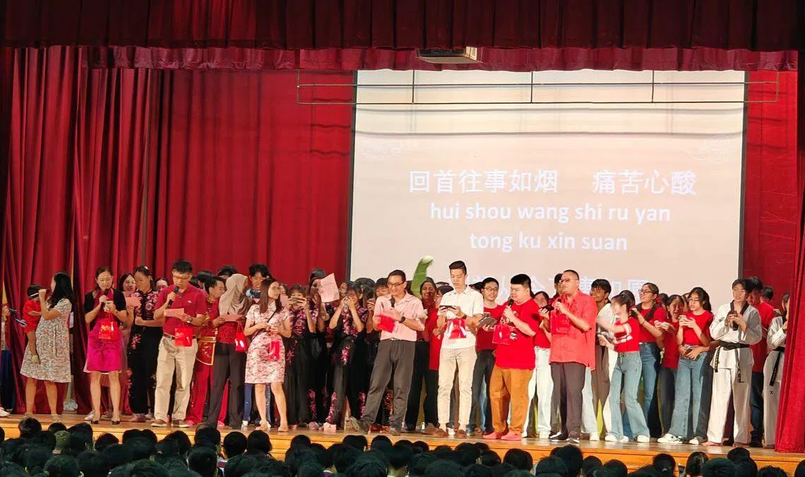 淡美初院院长冼建豪（中）带领全校师生合唱新年歌曲。（淡滨尼美廉初级学院提供）