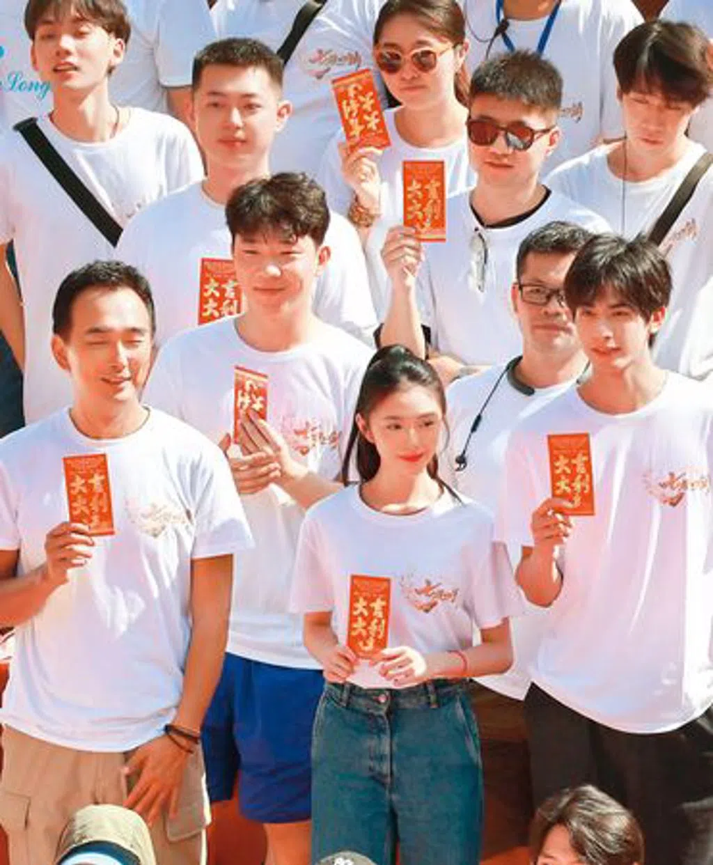 蔡岳勋执导戏剧《七根心简》，与尚娜（前排左二）爆出花边新闻。（互联网）