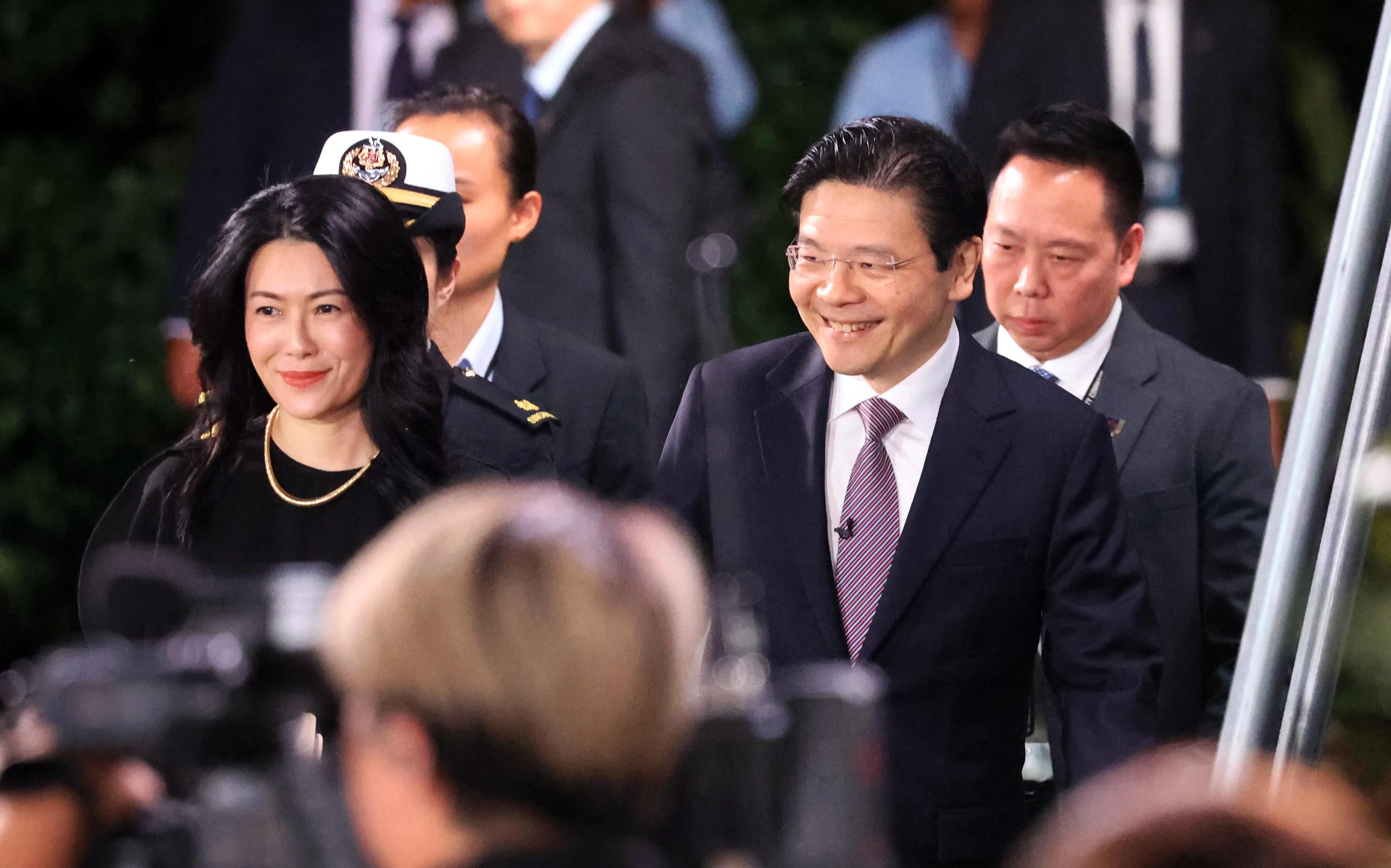 黄循财总理（右二）及夫人吕子蕊（左一）在宣誓就职仪式前，一起步入总统府的会场。（何家俊摄）