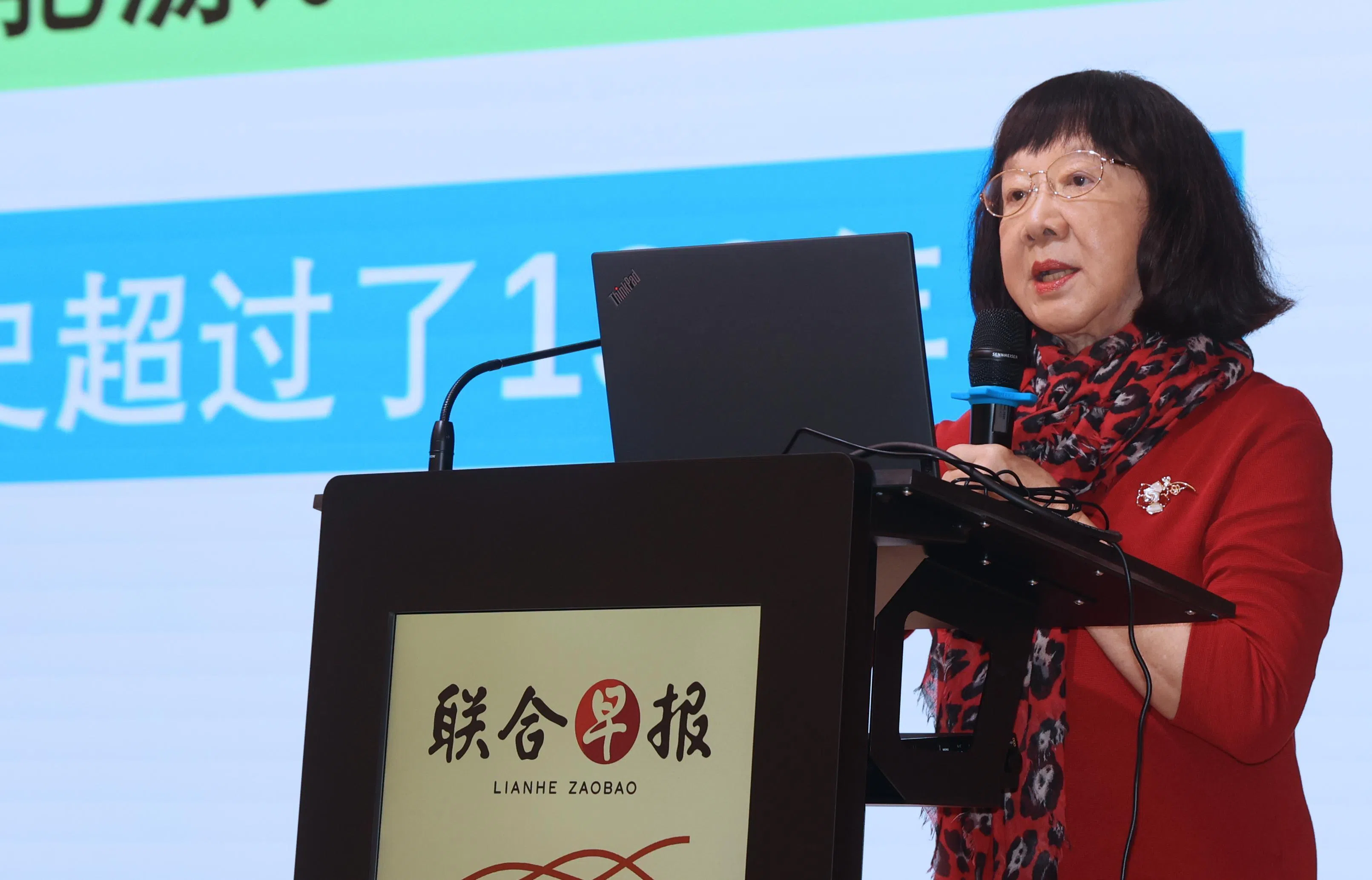 上午场的活动由尤今主讲，分享她过去几十年从住大杂院到私宅的居住环境变迁。为了这场分享会，尤今特别花了好几天构思并搜集旧照片。（邬福梁摄）