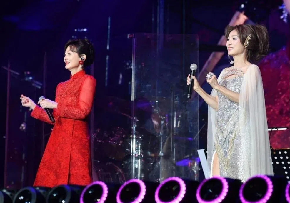 米雪（右）不久前举行入行55周周演唱会，邀请另一名“美魔女”赵雅芝担任嘉宾。（互联网）