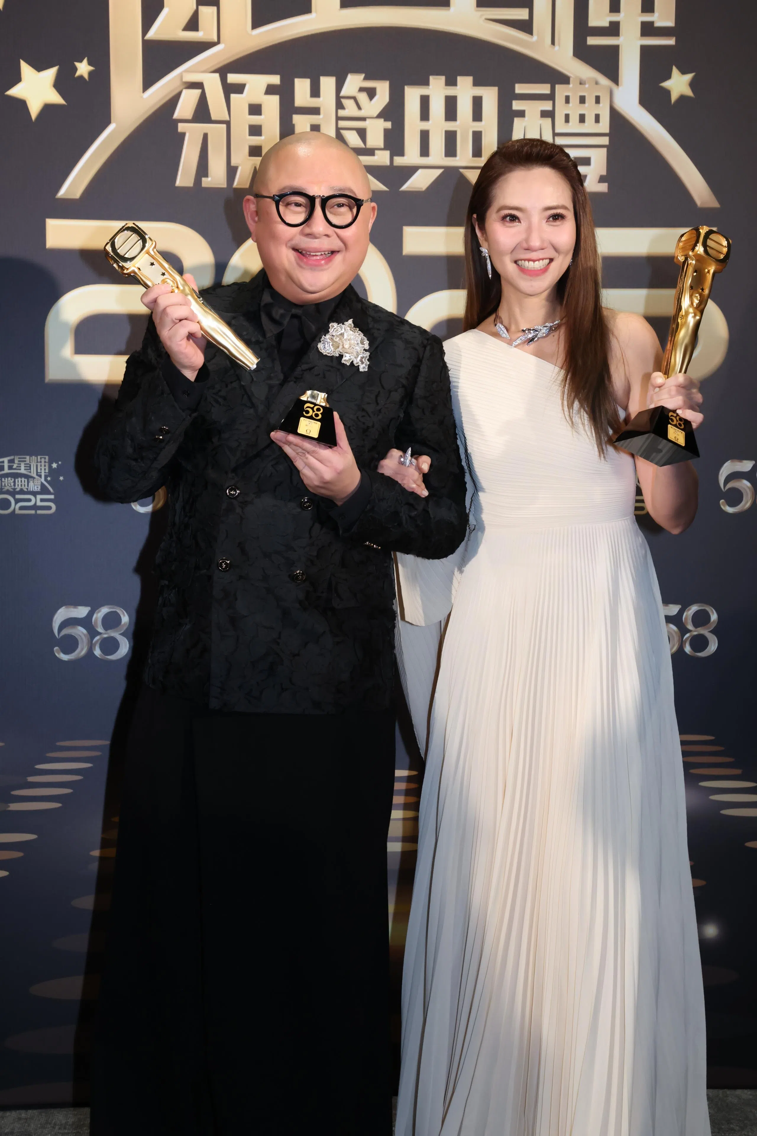 Bob林盛斌（左）和车婉婉分别夺得最佳男女主持人奖。（TVBI提供）