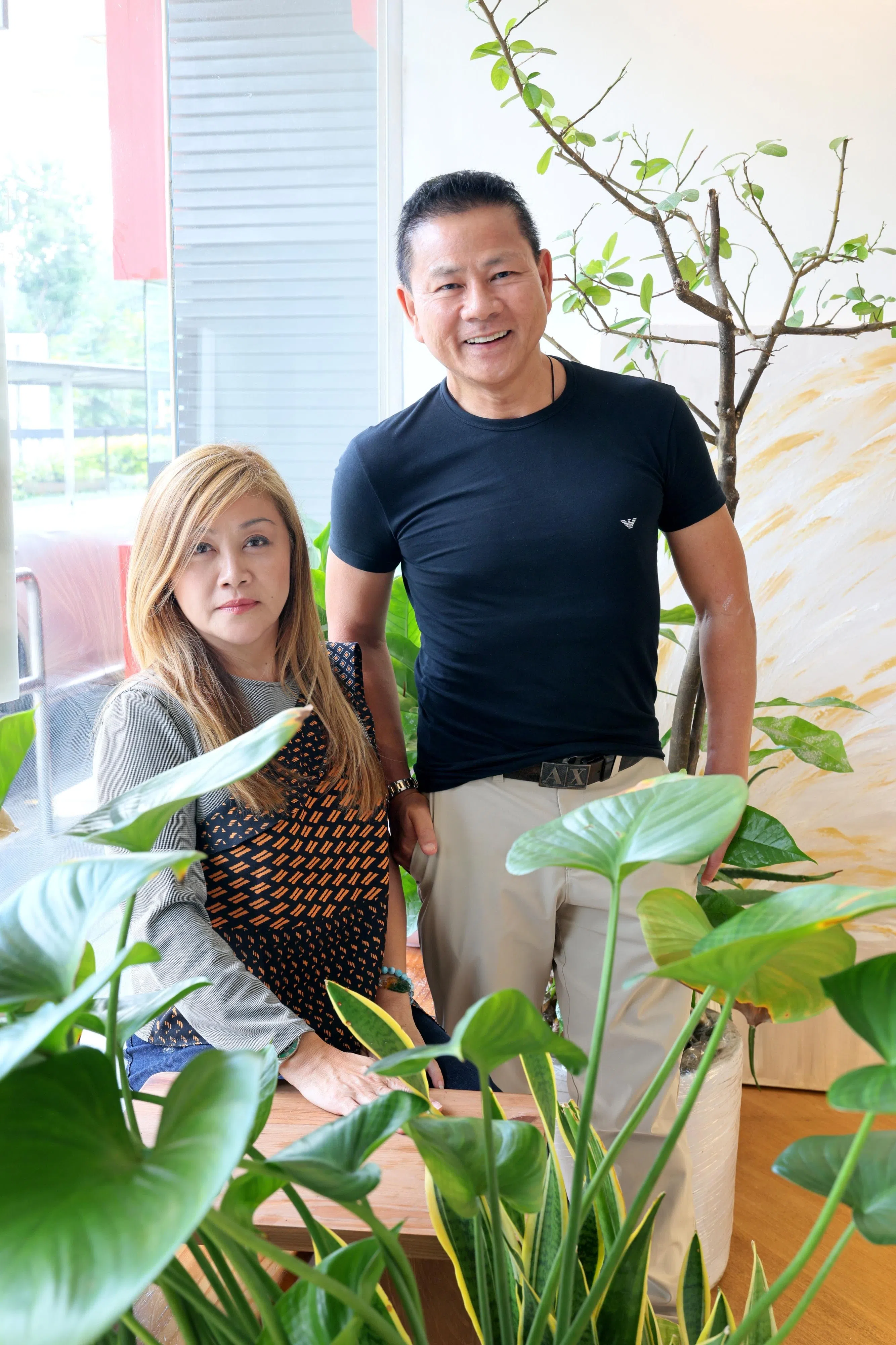杨莉冰（左）和朱永钦力求以不彩排的真实形式，与受邀艺人嘉宾“敢敢聊”。（龙国雄摄）