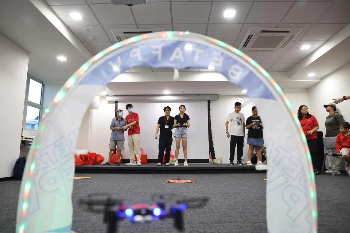 俱乐部接下来计划成立无人机兴趣小组或开设相关课程，满足青年的兴趣与学习需求。（唐家鸿摄）