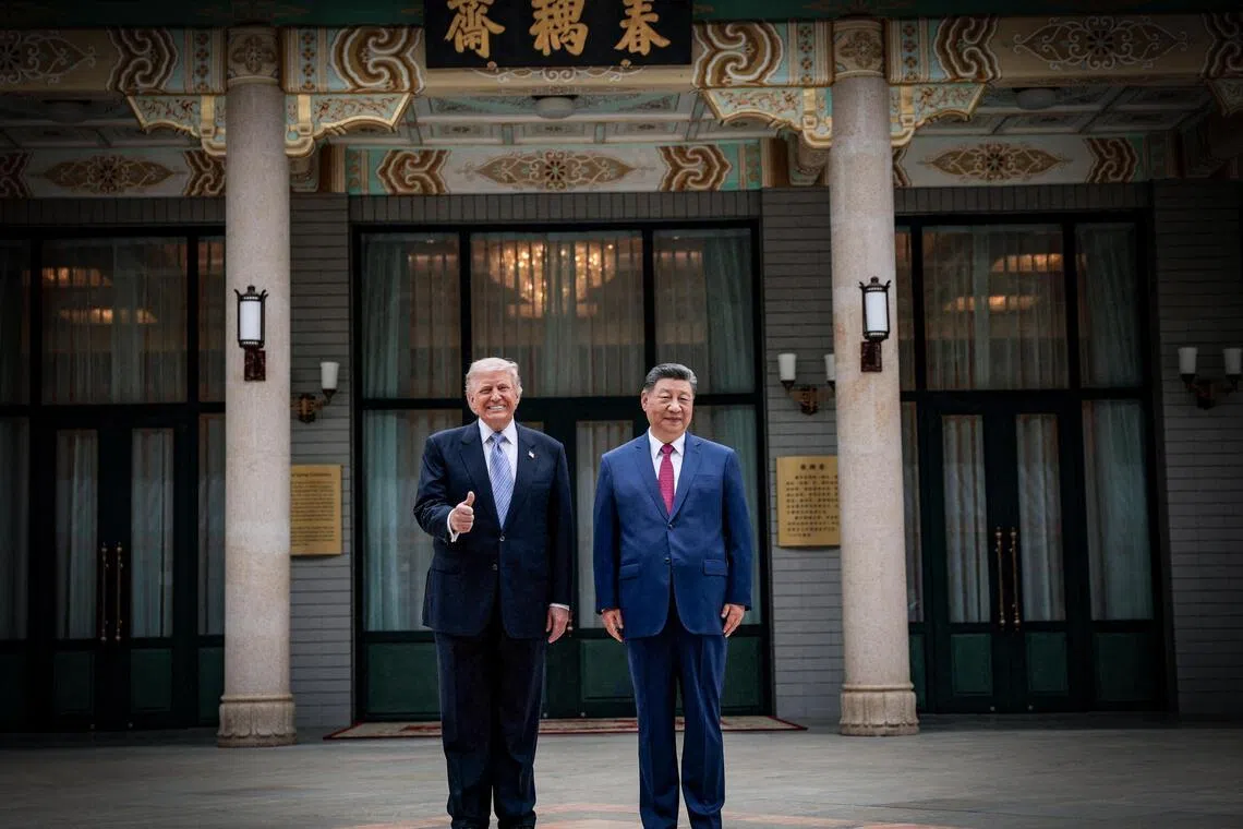美国总统特朗普（左）星期五（5月15日）在参观中南海时与中国国家主席习近平（右）合影。（路透社）