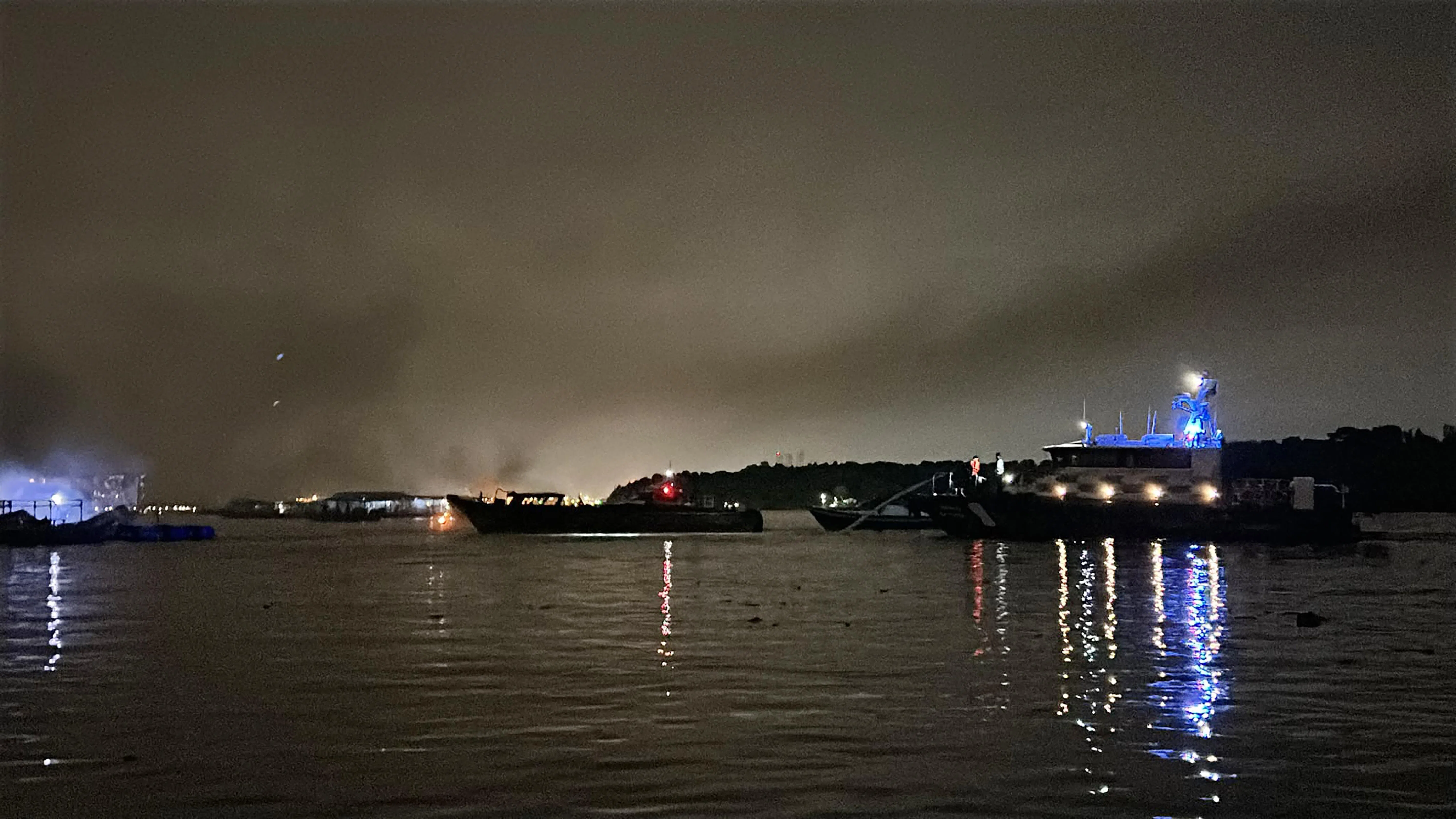 蔡剑青星期三傍晚过了6时离开渔场。他听附近罗弄哈鲁士码头的保安说，晚上7时后开始打雷，8时左右就看到渔场冒烟。（受访者提供）