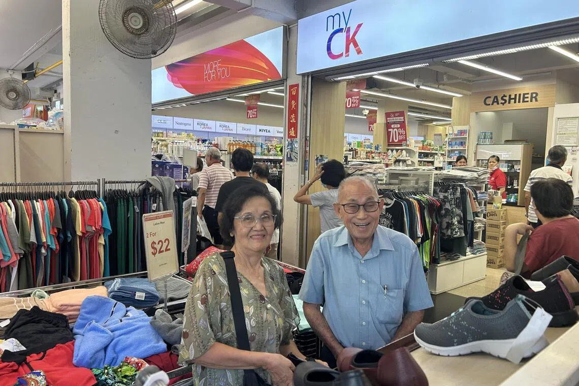 郑润秋和程宝玉夫妇，得知myCK宏茂桥分店在清仓甩卖，5月24日特地赶往购物。（张俊摄）
