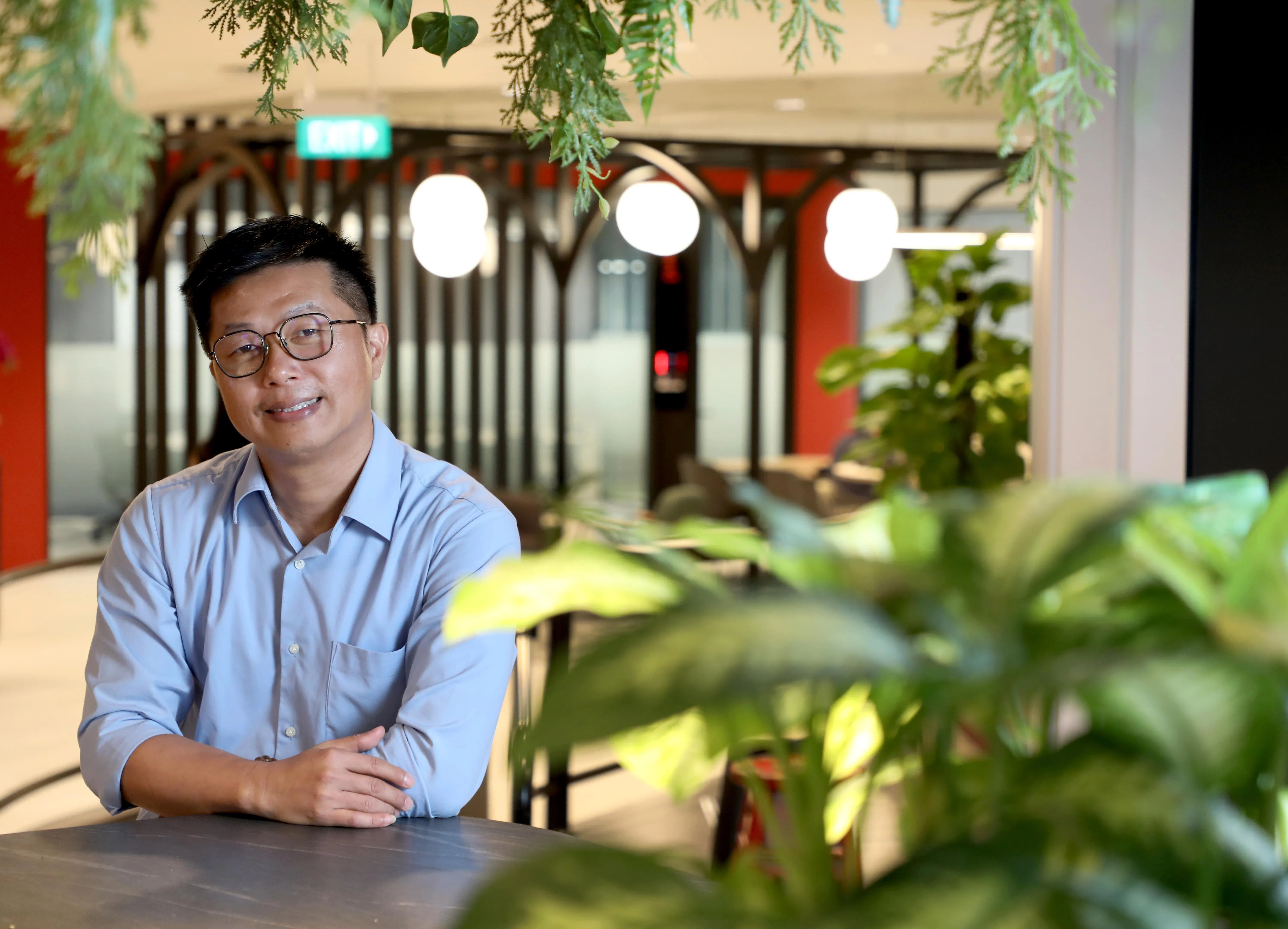 设施服务公司C&W Services环境、卫生和安全主管陈世忠说，安全管理并非高深莫测，关键在于落实基本原则。（何炳耀摄）