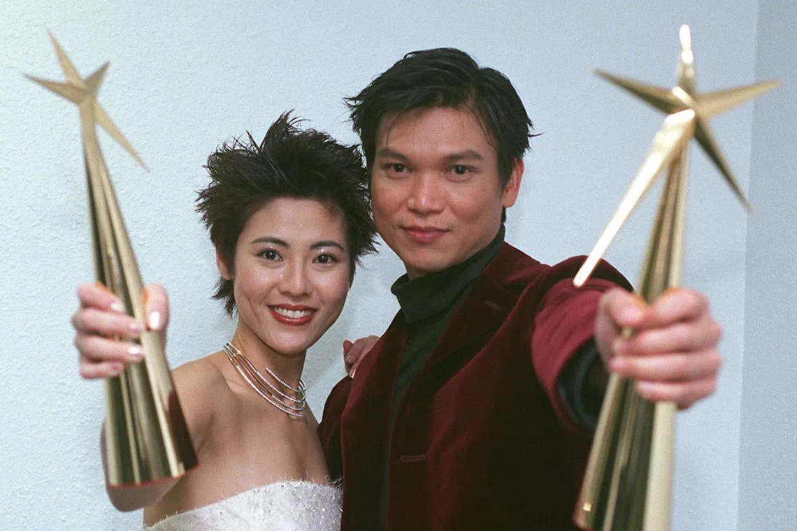 谢韶光与许美珍（左）在1999年分别获颁“红星大奖”最佳男女主角奖。（档案照）