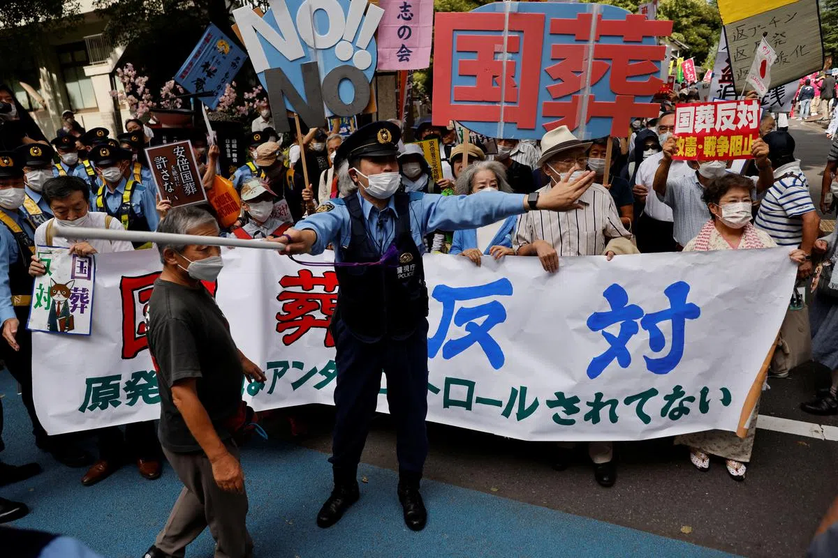 由于日本现在面对通货膨胀和日元贬值的经济困境，不少民众对政府花大钱为安倍晋三举行国葬不以为然，上街抗议。（路透社）