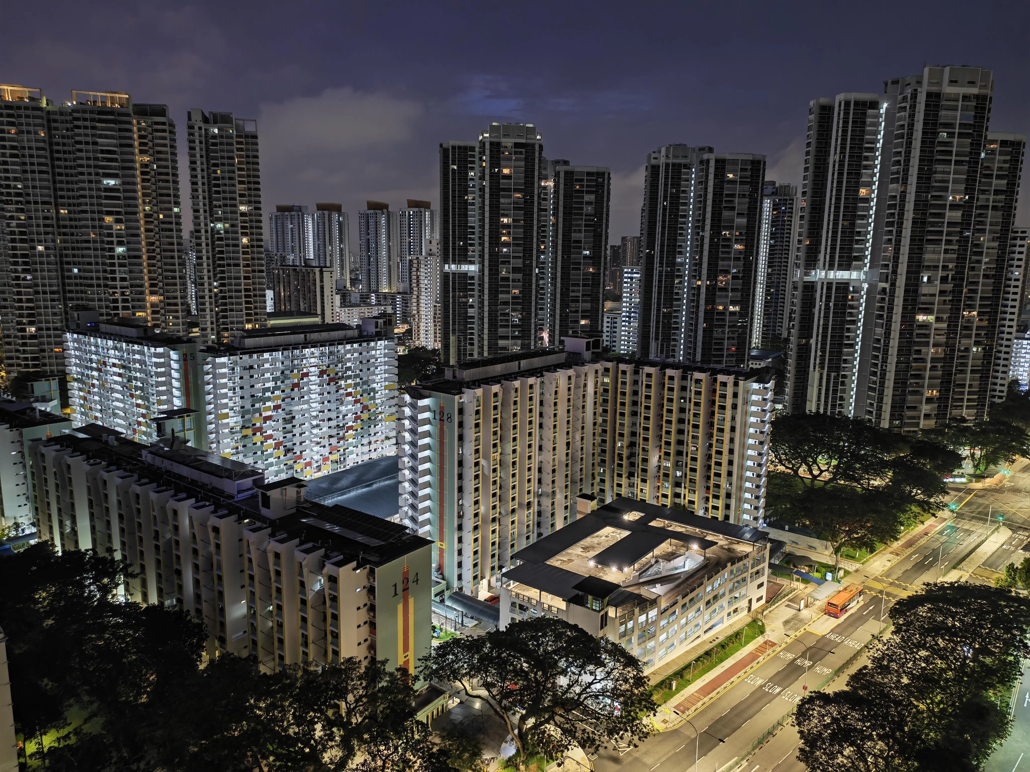 AI增强夜景摄影功能帮助用户捕捉清晰的夜景画面。（黄少伟摄）