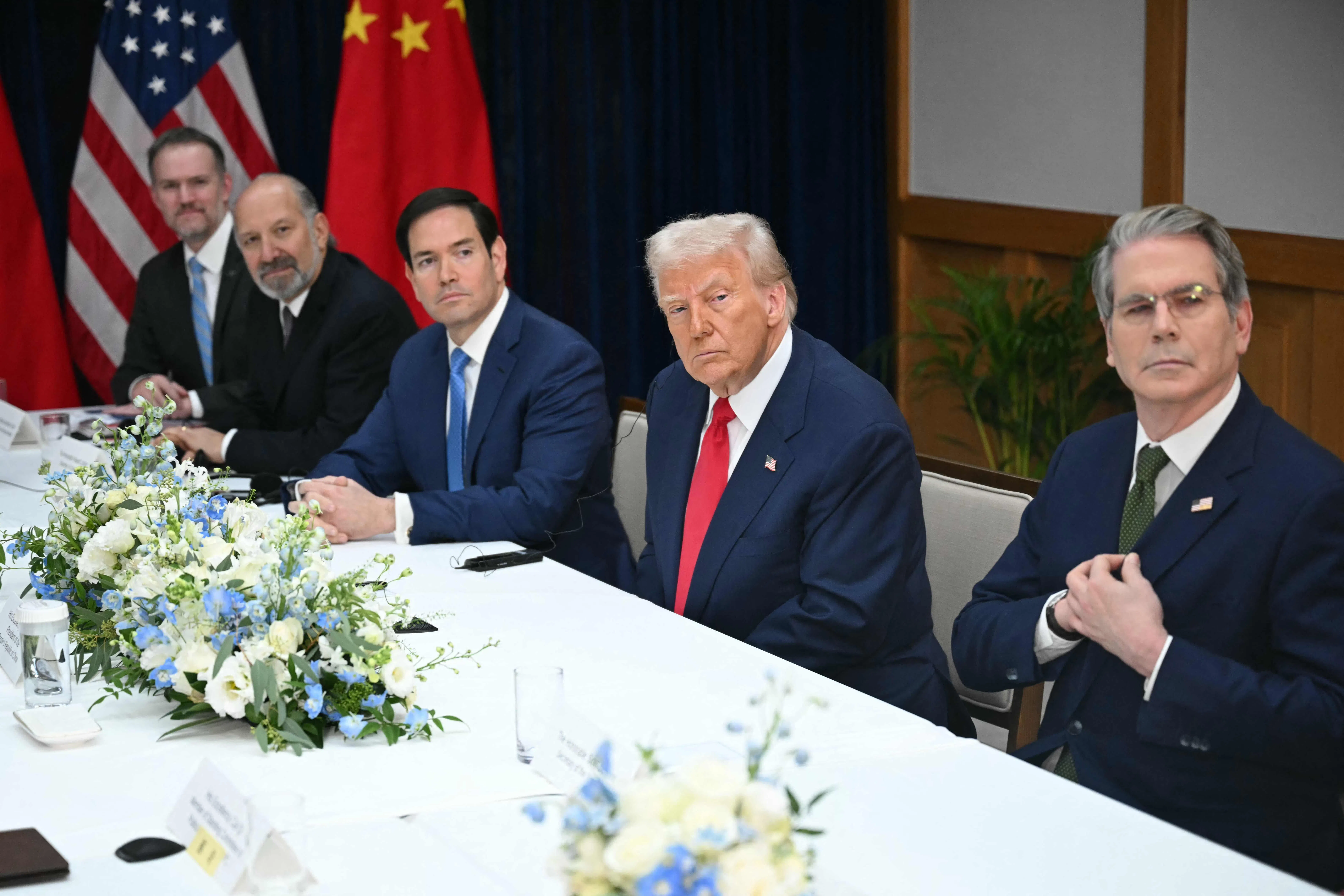 （左起）美国贸易代表格里尔、商务部长卢特尼克、国务卿鲁比奥、财政部长贝森特星期四（10月30日）陪同总统特朗普出席美中两国元首会晤。（法新社）