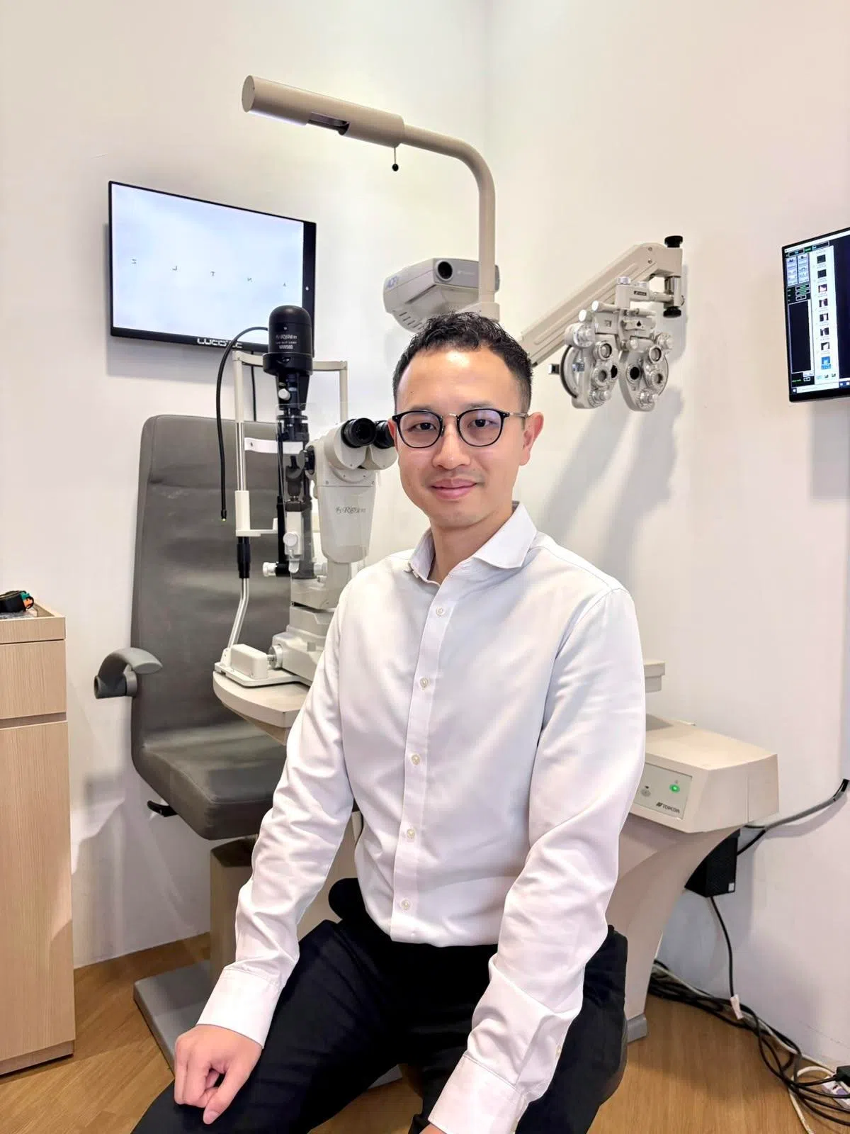 张伟明强调，视力和眼睛健康会随着时间改变，眼镜和隐形眼镜不应被视为一次性消费。（受访者提供）