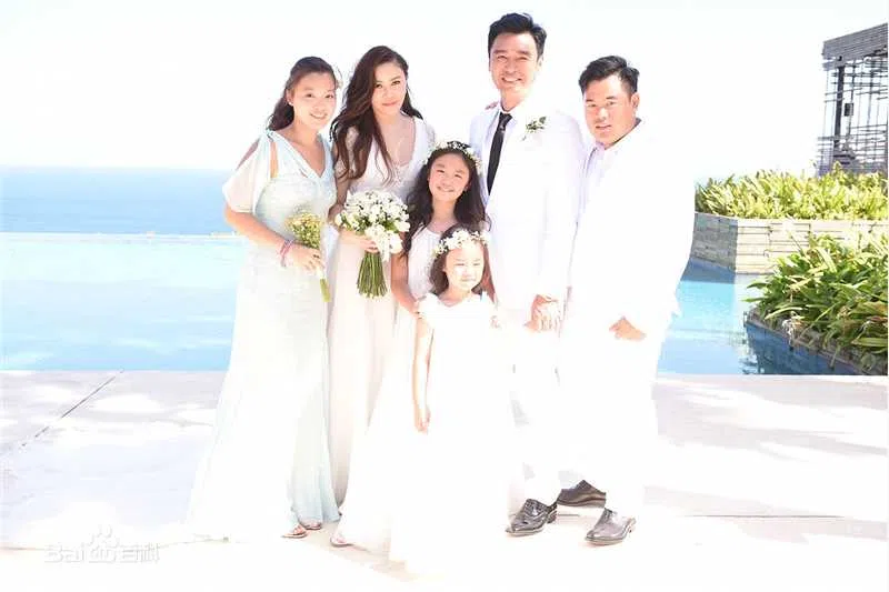 锺镇涛（后排右二）和范姜素贞（后排左二）在2014年举行婚礼，四个孩子（左起）锺嘉晴、锺懿、锺帼和锺嘉浚都出席。（互联网）