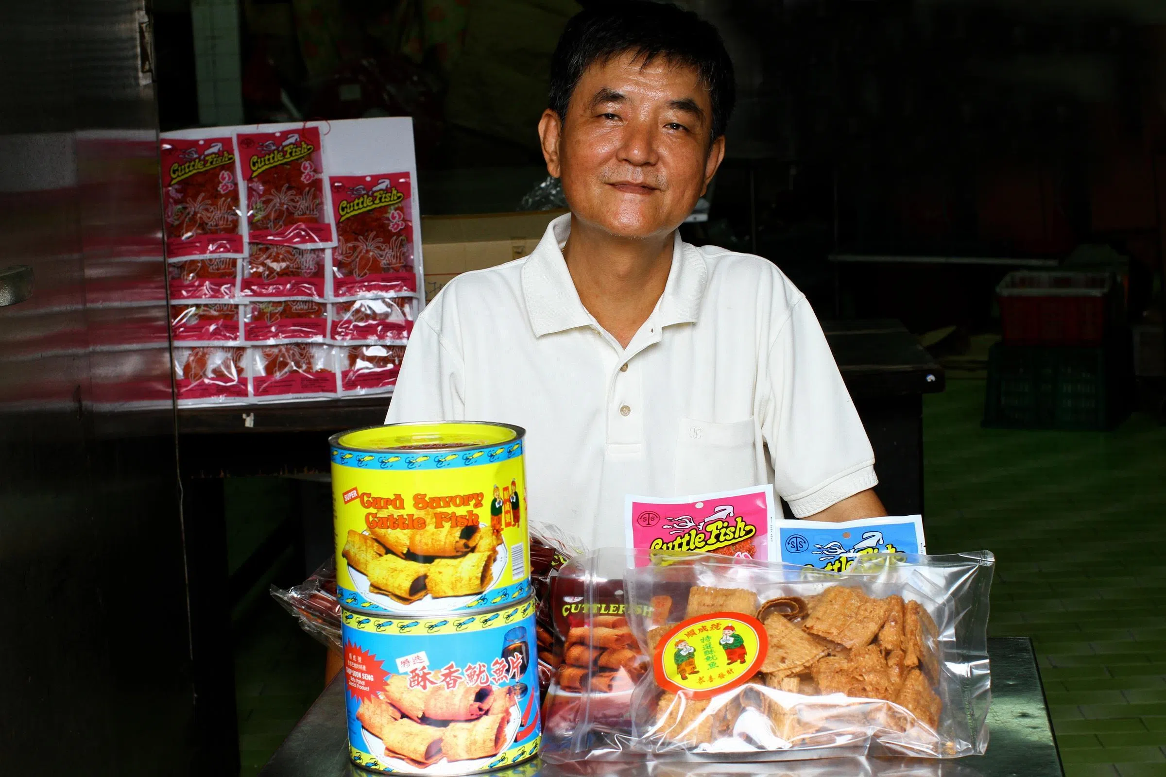 郑仲珉十多年前推出的产品，部分包装仍保留至今。（档案照）