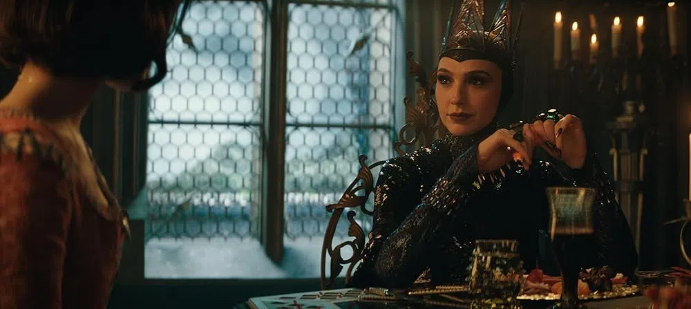 “神奇女侠”Gal Gadot在《白雪公主》演“坏皇后”。（互联网）