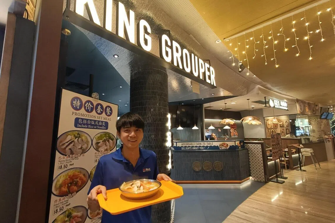 新加坡首都综合项目（Capitol Singapore）的石斑王鱼汤分店头手贝俊豪（25岁）说，鱼汤在市中心采取薄利多销策略，不收消费税和服务费。（温伟中摄）