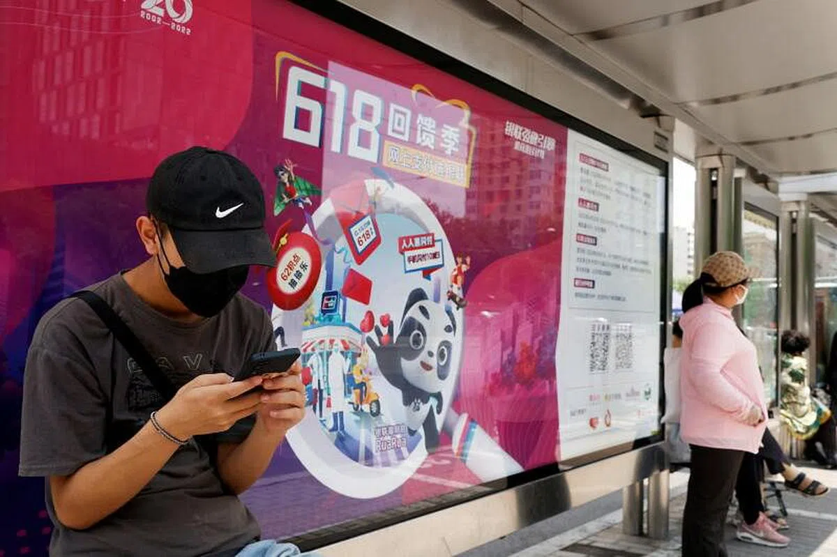 消费者因大环境及个人的经济条件不明朗，选择收紧腰带，理性消费，甚至减少或延迟消费。（路透社）
