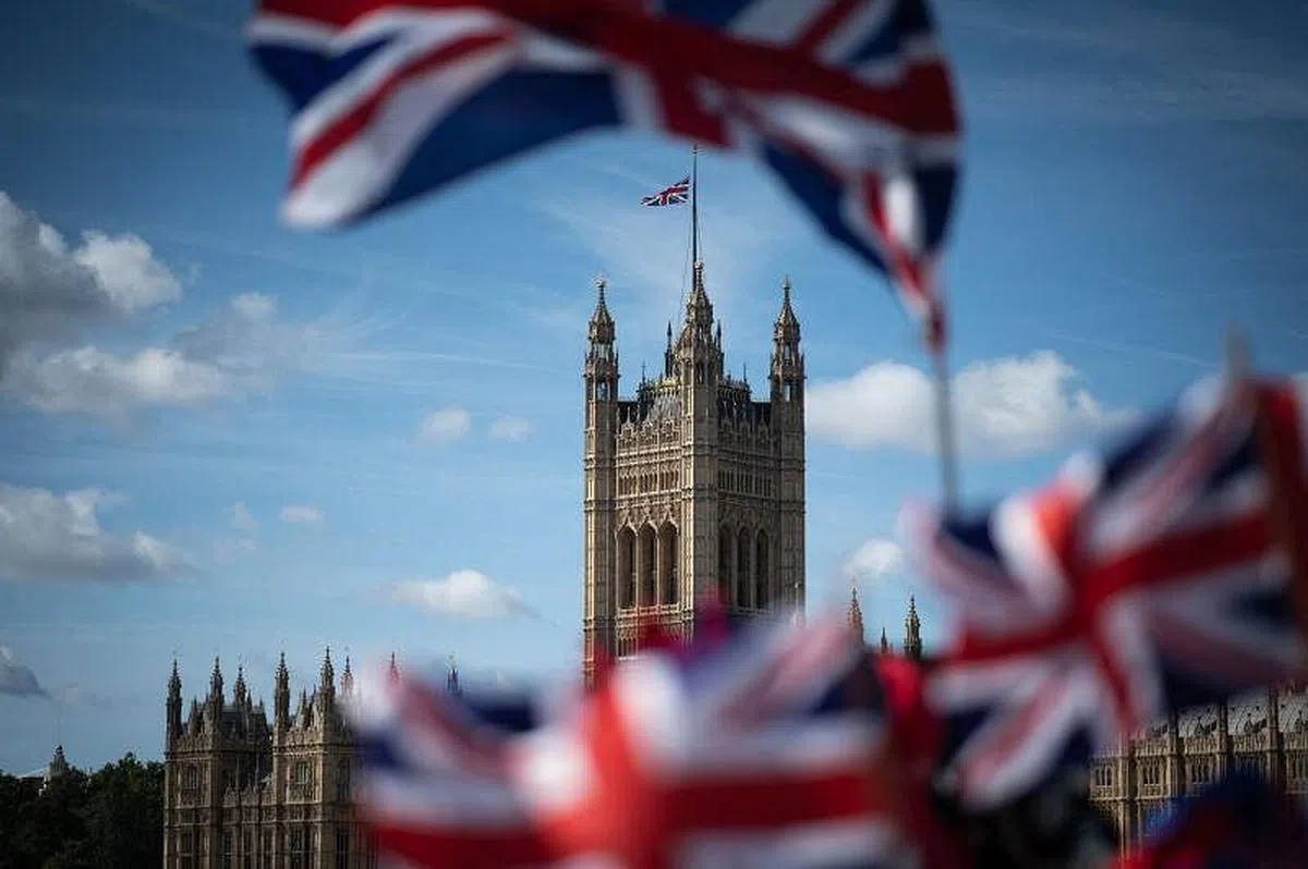 英国国旗在伦敦市区飘扬。（法新社）