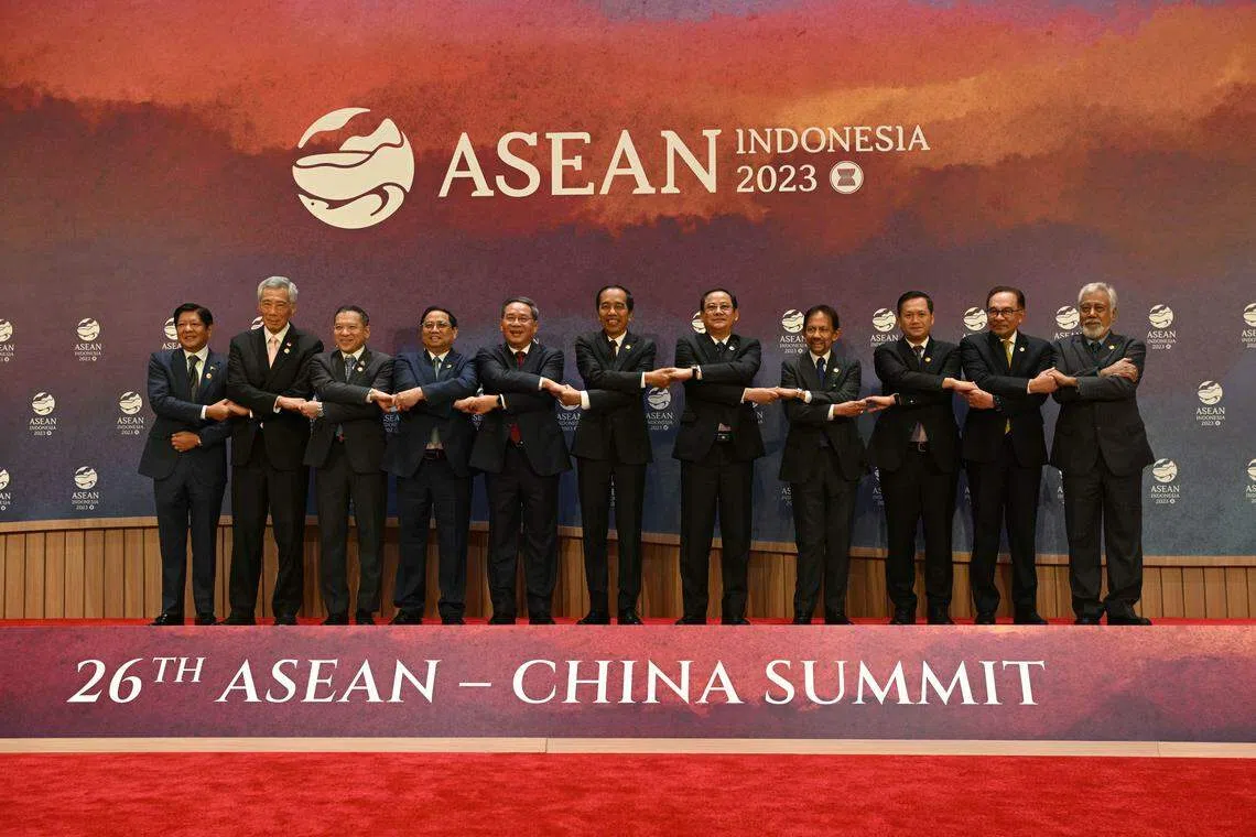 中国总理李强（左五）和东南亚国家领导人在亚细安—中国峰会上合影。左起为菲律宾总统小马可斯、李显龙总理、泰国外交部常任秘书萨伦、越南总理范明政、东道主印尼总统佐科、老挝总理宋赛·西潘敦、文莱苏丹波基亚、柬埔寨首相洪马内、马来西亚首相安华和东帝汶总理古斯芒。（亚细安峰会主办方提供）