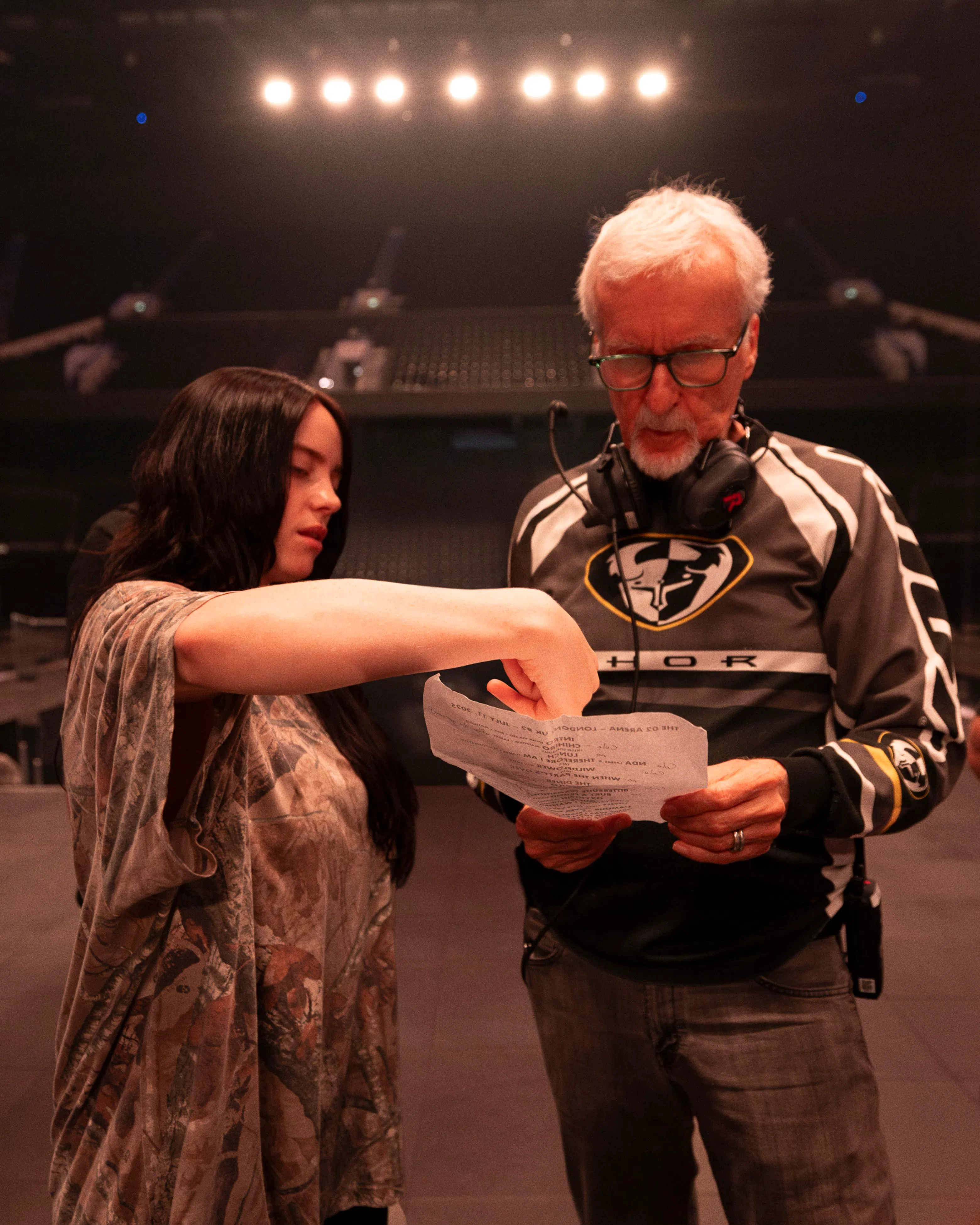 Billie Eilish（左）与好莱坞名导James Cameron携手执导演唱会电影。（联邦影业提供）