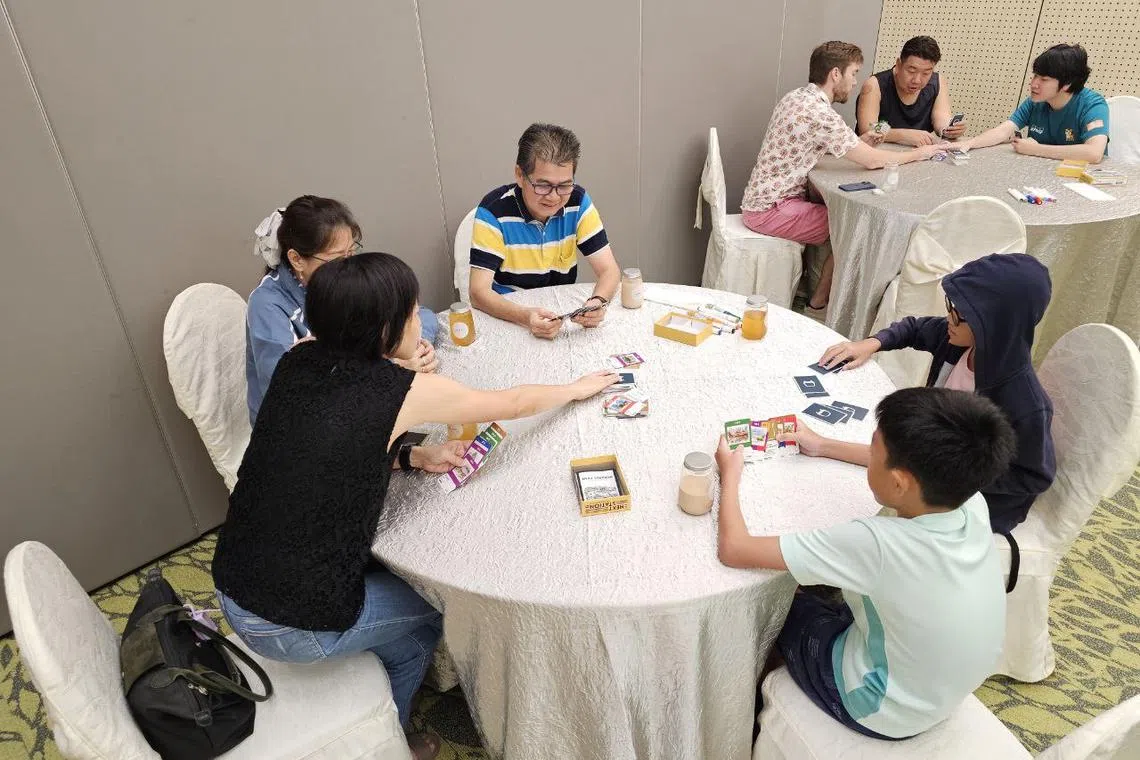 游戏公司Tembusu Games推出的桌游工作坊，邀请公众通过桌面游戏卡牌了解本地各个地铁站周边丰富的文化资源和地标建筑。 （Tembusu Games提供）