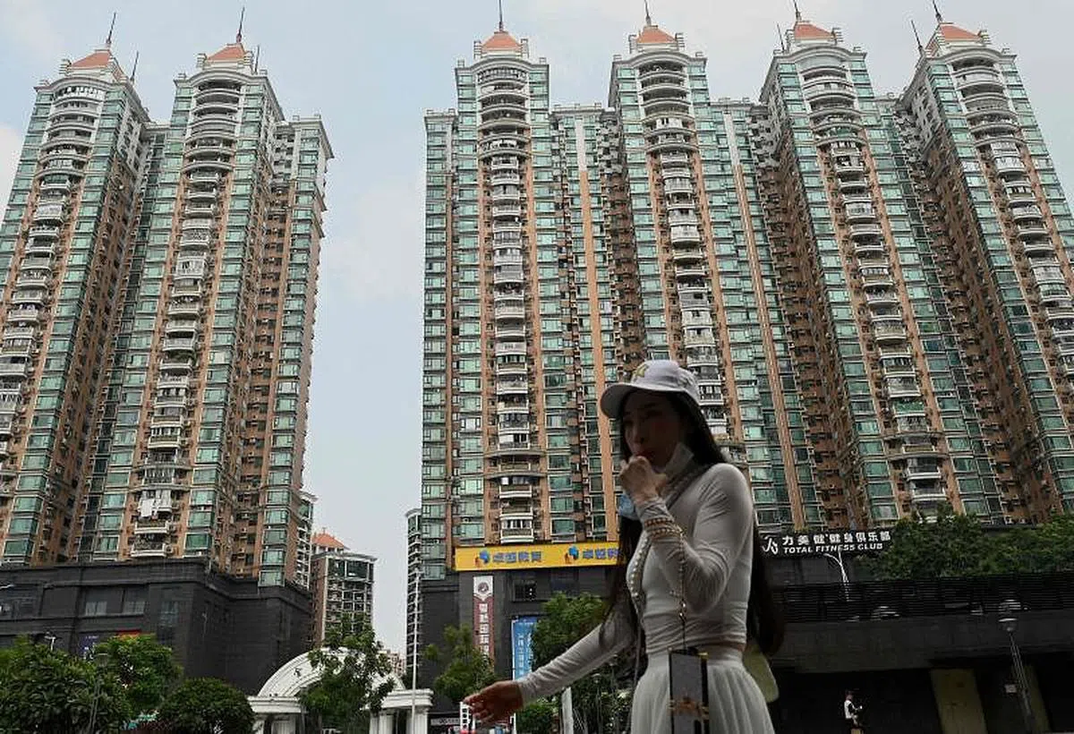 广州一名女子路过一个由恒大集团发展的住宅区。（法新社）