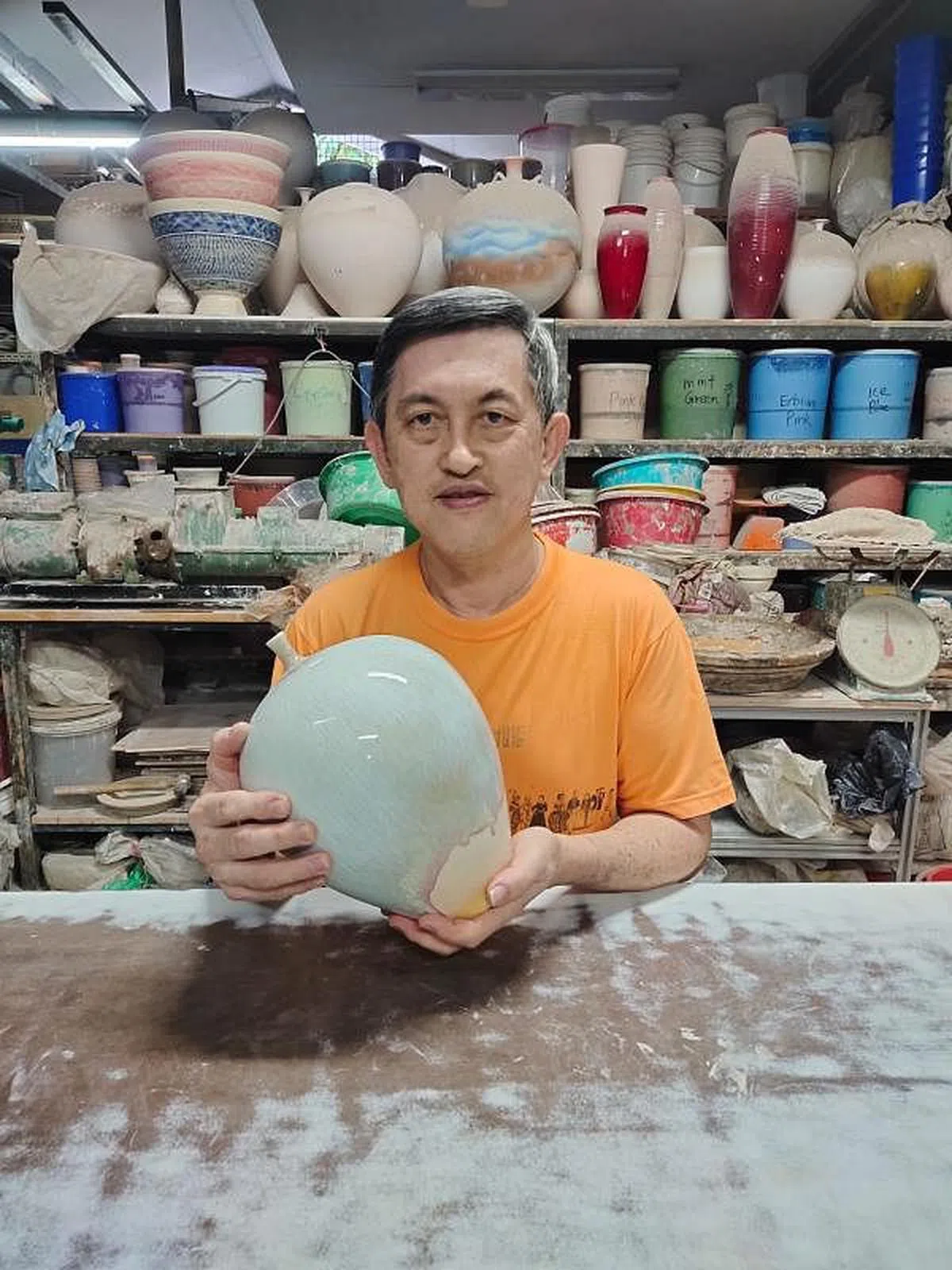 陶艺家蔡树金将在大师班示范手拉坯的方法。（主办方提供）