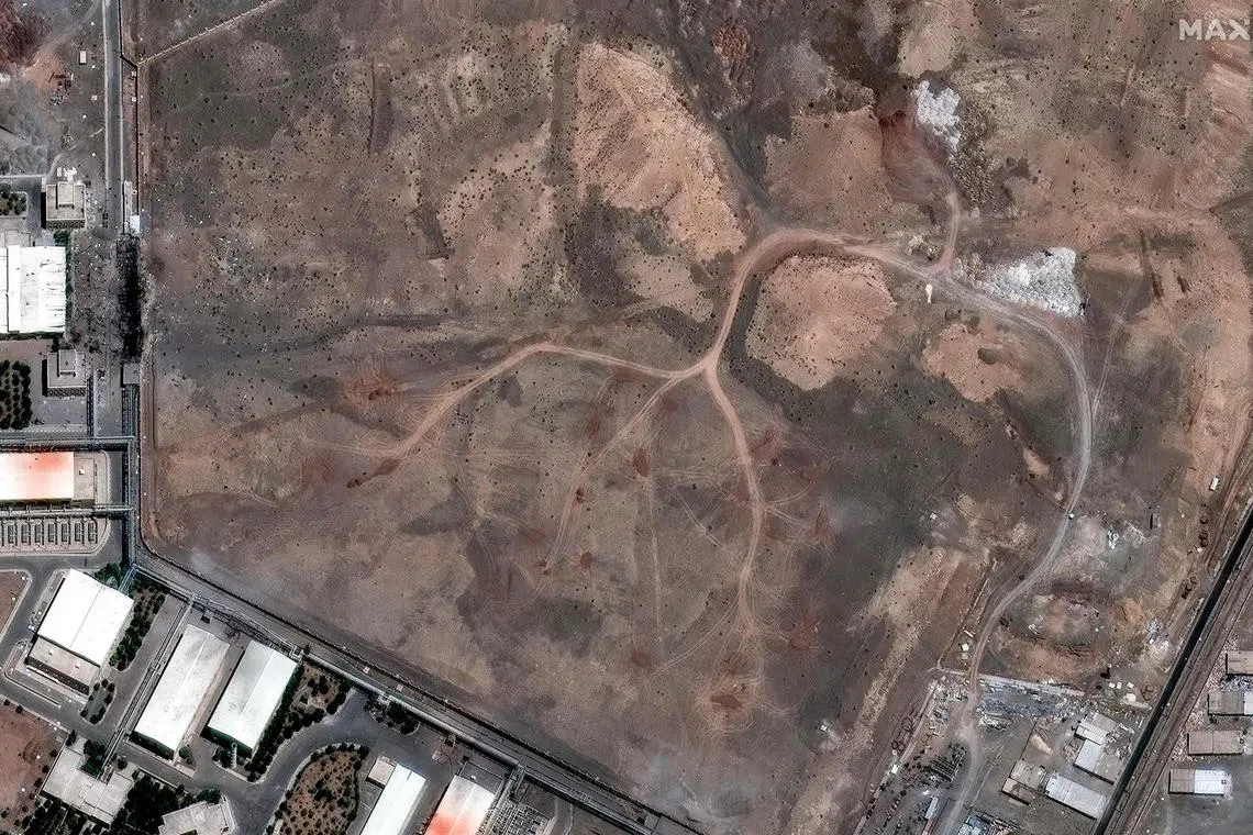 6月15日，行星实验室发布的卫星图像显示，在以色列空袭后，德黑兰东南部纳坦兹浓缩设施地下离心机建筑物上方出现了新的车辆痕迹和土堆。（法新社）