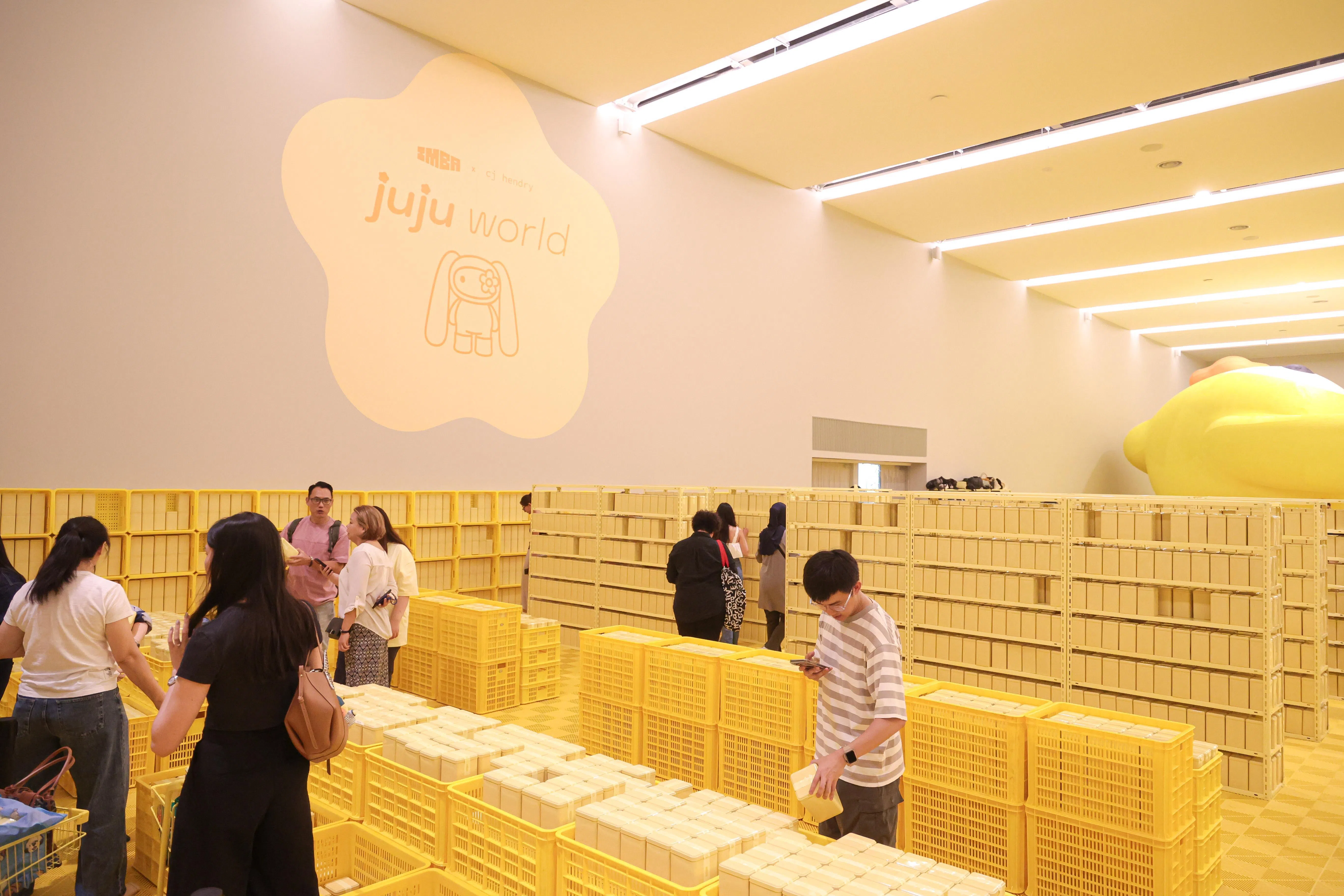 在展览空间的一隅整齐排列着juju盲盒，不知会否引起新一波抢购潮？（李冠卫摄）