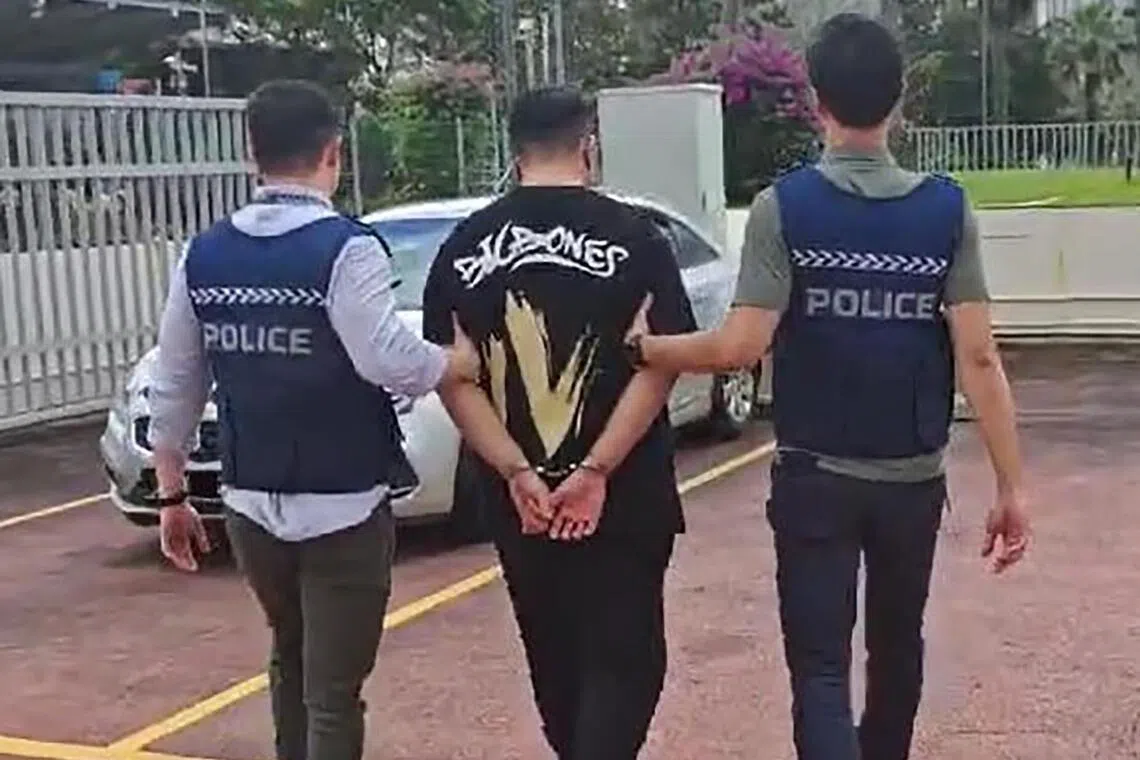 我国警方和马来西亚皇家警察紧密合作打击诈骗，双方在2025年2月至3月多次展开行动，共有850多人助查，图中马国男子在对岸落网后被引渡回新加坡面控。（新加坡警察部队提供）