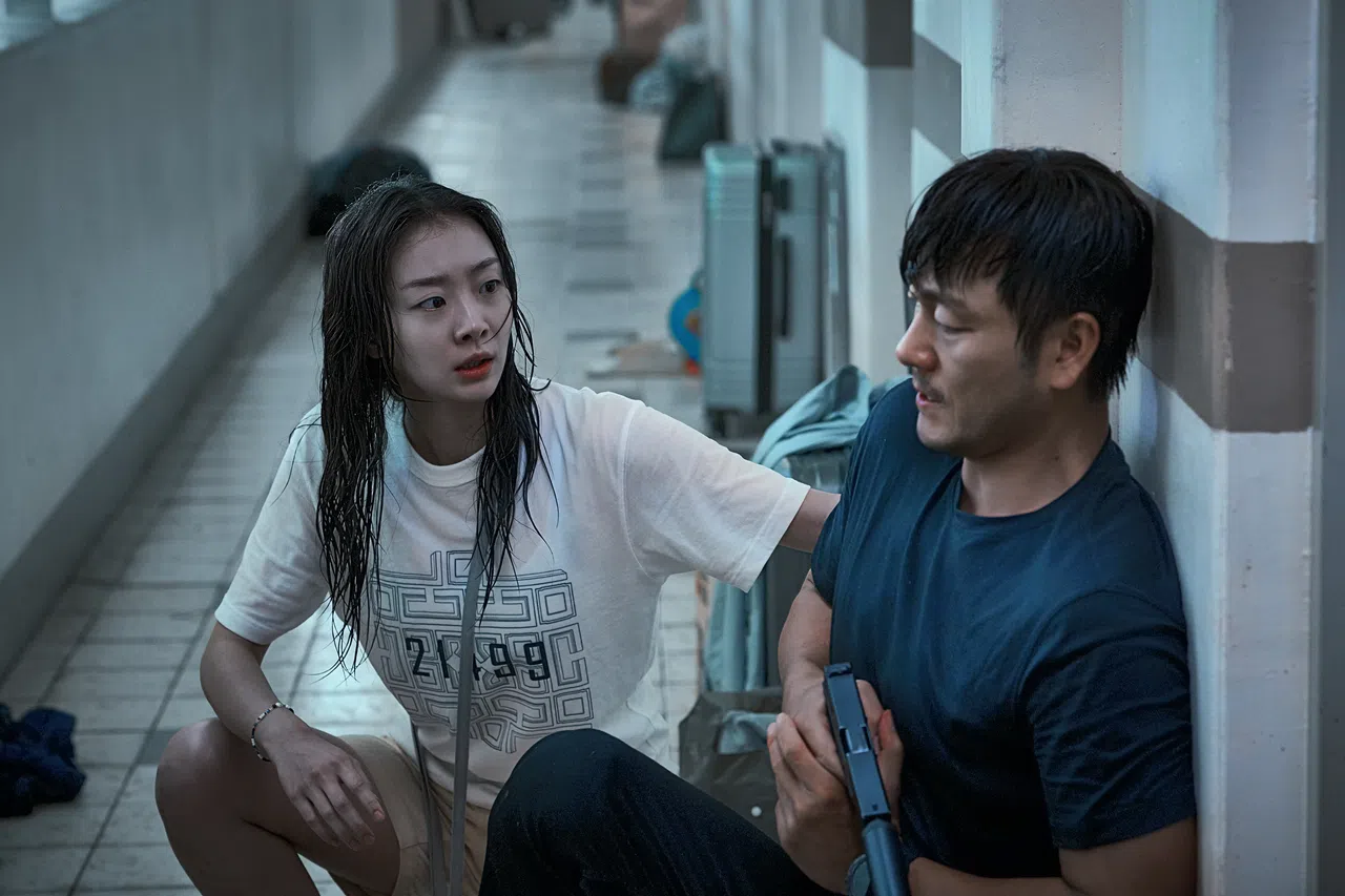 金多美（左）和朴海秀主演的电影《巨洪》评价两极。（Netflix提供）
