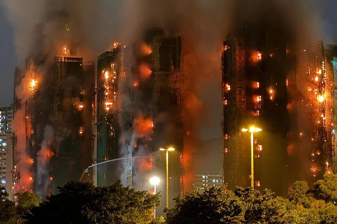 香港大埔宏福苑去年11月发生致命火灾，造成168人死亡，火灾发生时，熊熊烈火吞噬数栋大楼。 （法新社）