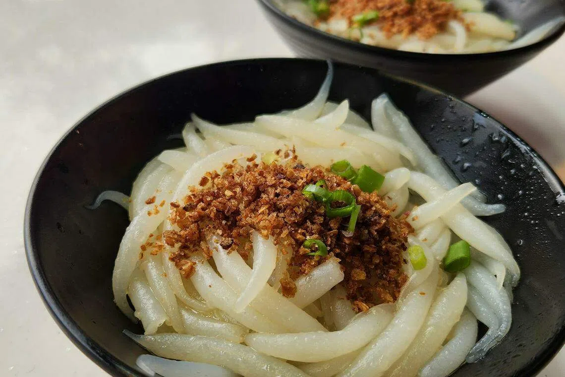 金山客家餐馆只卖干捞老鼠粉，撒上炸小红葱碎。（陈爱薇摄）