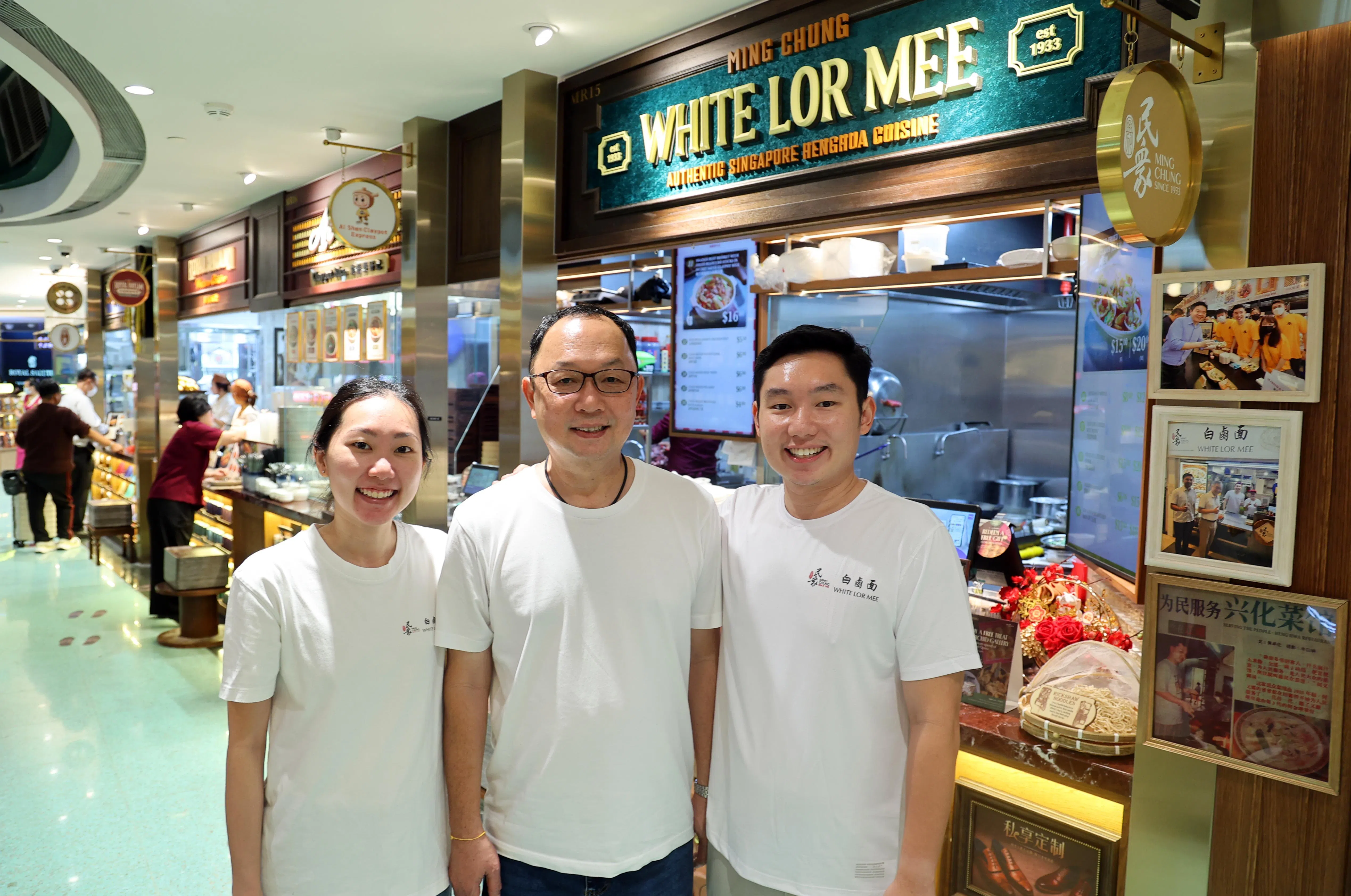 爱雍·乌节食代馆的民众白卤面，食阁团队与餐馆业务分开发展。档口由第三代传人之一何金理（中）与子女何伟铭、何盈洁两代人联手打理。（萧紫薇摄）