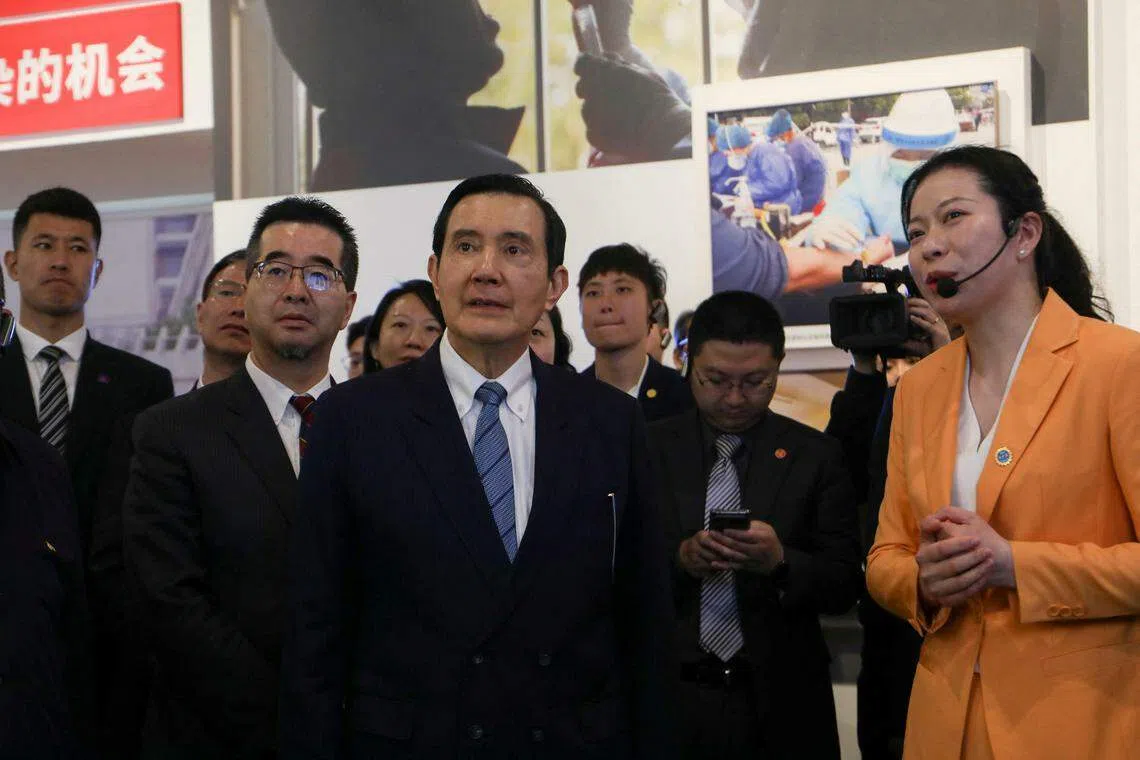马英九（中）3月29日临时新增行程，赴武汉市档案馆参观抗击冠病疫情专题展。（路透社）