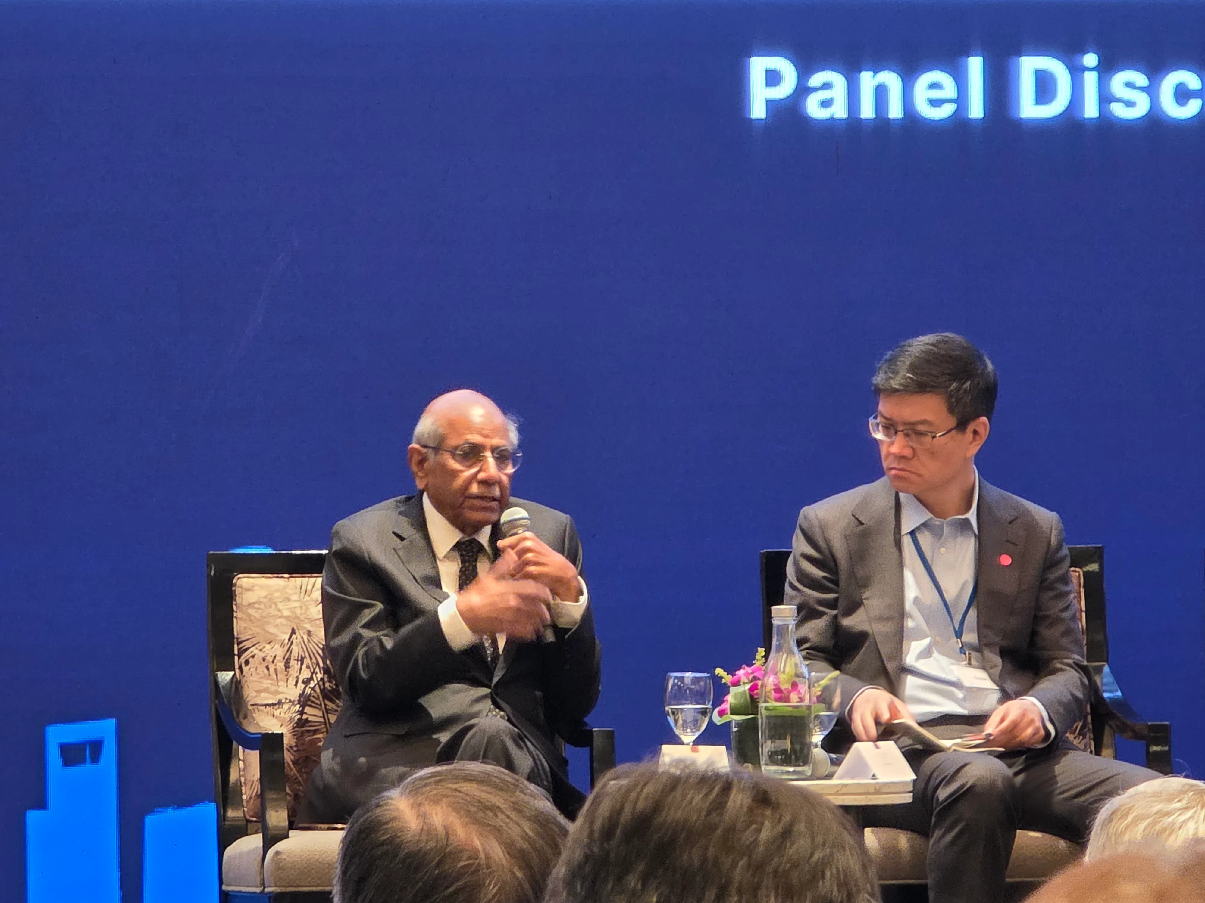 印度前外交秘书萨仁山（Shyam Saran，左）在中国—印度—东南亚经济对话上指出，印度已经做出非常巨大的努力，包括三次“莫习会”试图让对华关系重回正轨。右为参与对话的清华大学战略与安全研究中心主任达巍。（王纬温摄）