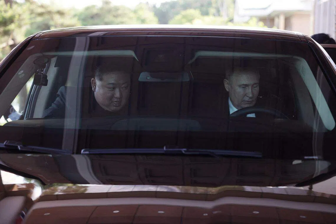 6月19日，普京驾驶汽车带金正恩兜风。（路透社）