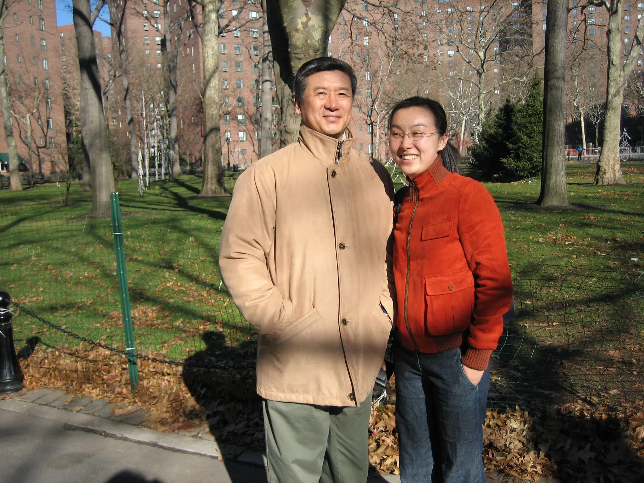 在父亲还未患癌前，翟琦（右）与父亲的合照。（受访者提供）