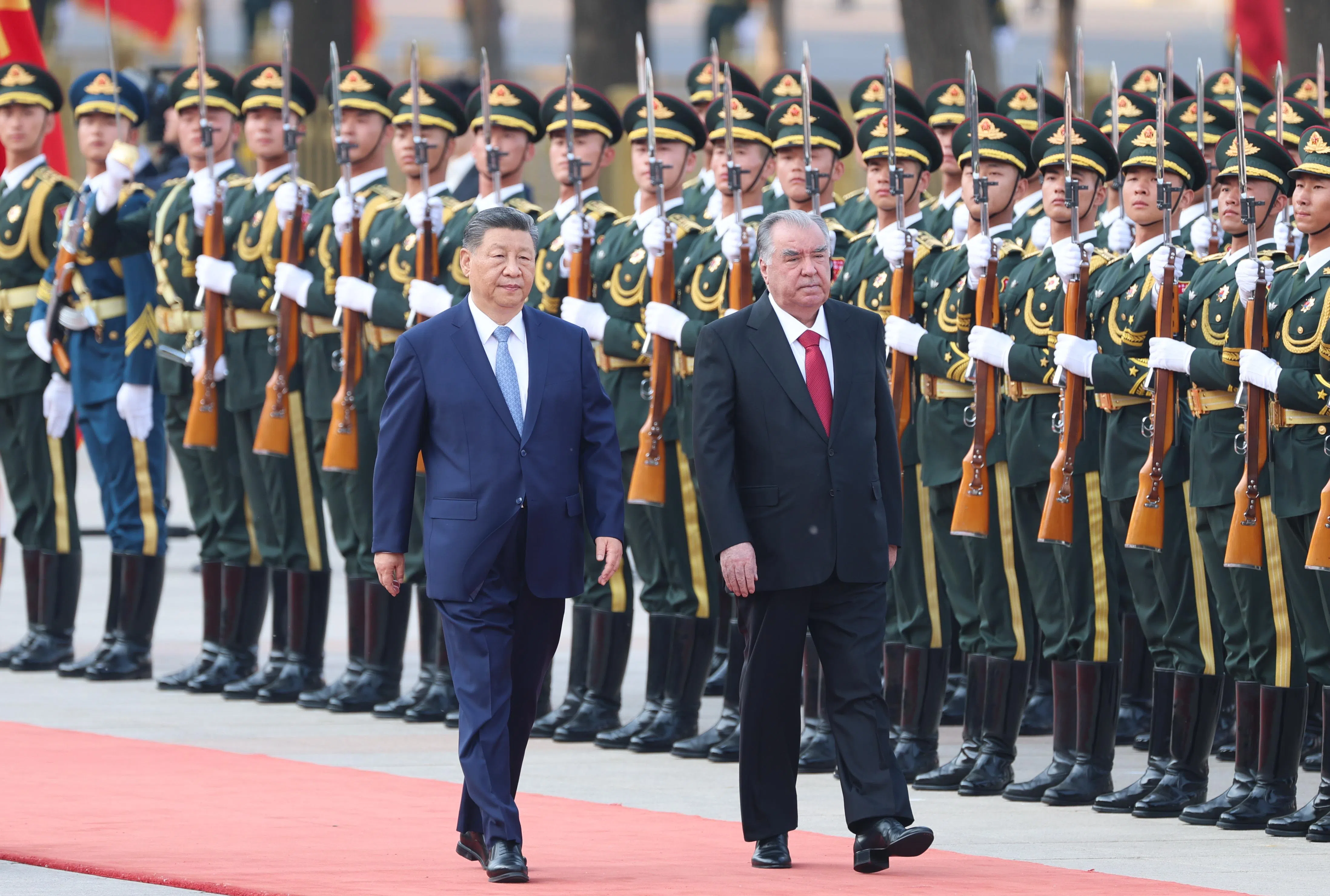 中国国家主席习近平（右）星期二（5月12日）下午在北京人民大会堂同来华进行国事访问的中亚国家塔吉克斯坦（Tajikistan）总统拉赫蒙（Emomali Rahmon）举行会谈。会谈前，习近平（左）在人民大会堂东门外广场为拉赫蒙举行欢迎仪式，期间检阅解放军仪仗队，并观看分列式。（新华社）