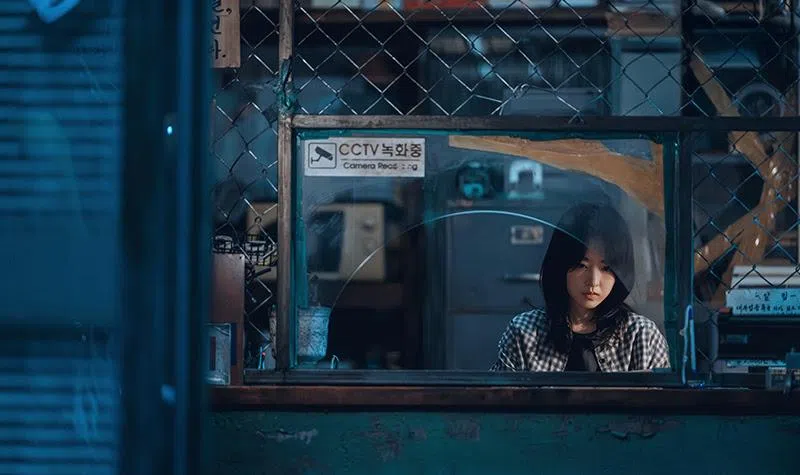 金禧主（朴宝英，Park Bo-young饰）在得知神秘棺材暗藏金条后，决定私吞。（Disney+提供）