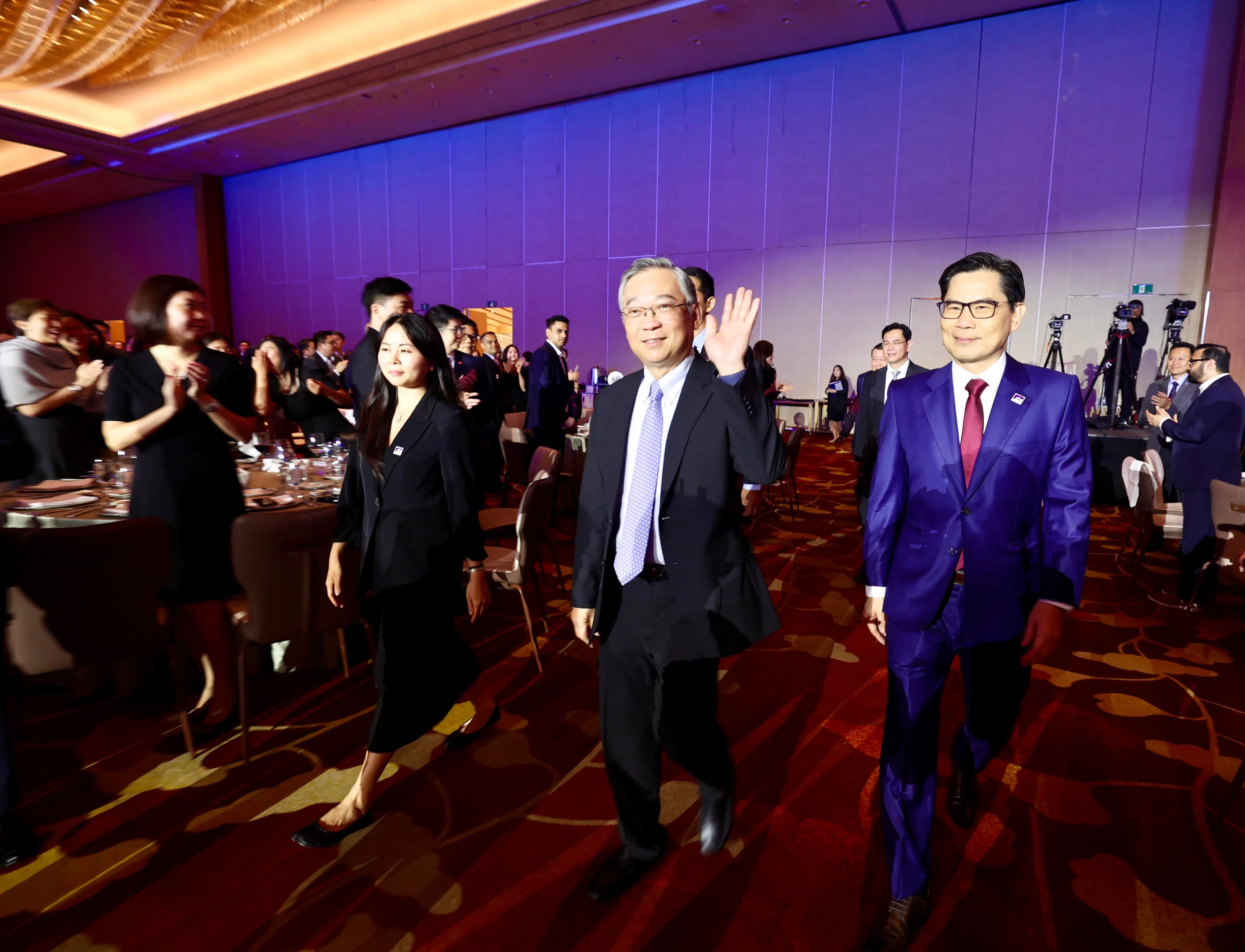 副总理兼贸工部长颜金勇（中）出席星期四在滨海湾金沙举行的银行公会周年晚宴。陪同他的是银行公会主席陈德隆（右）。陈德隆也是华侨银行集团总裁。（邬福梁摄）