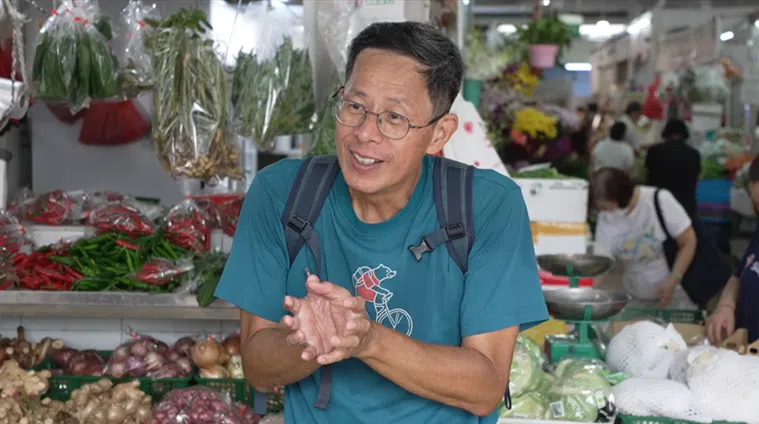 刘克襄认为没有到过湿巴刹，仿佛就没来过新加坡一样。（视频截图）