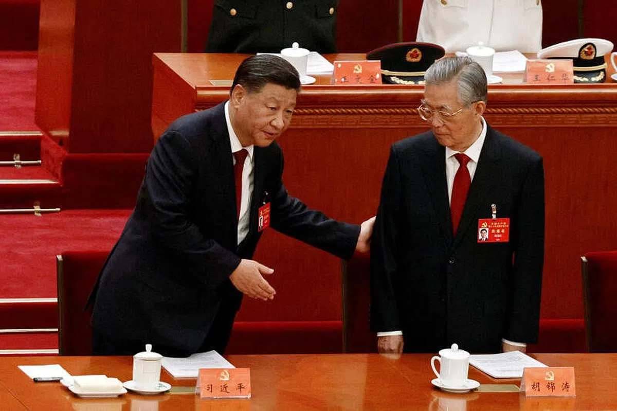 中共总书记习近平（左）和前总书记胡锦涛出席二十大开幕式。（路透社）