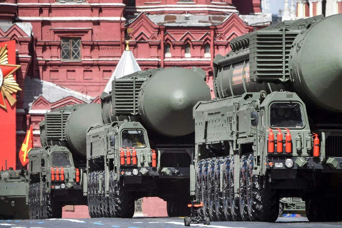 俄罗斯2023年2月宣布暂停履行《新削减战略武器条约》，给全球安全带来新的未知数。图为2022年5月在莫斯科举行的胜利日阅兵典礼上，俄罗斯在红场展示洲际弹道导弹发射车。（法新社）