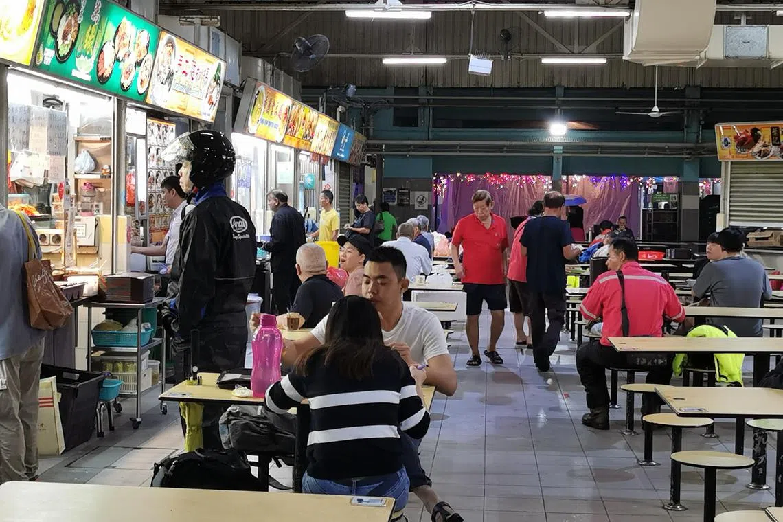 1月11日，星期六的凌晨5时，不少从新山来新工作的越堤族，已起早在马西岭巷巴刹与熟食中心用餐。（温伟中摄）